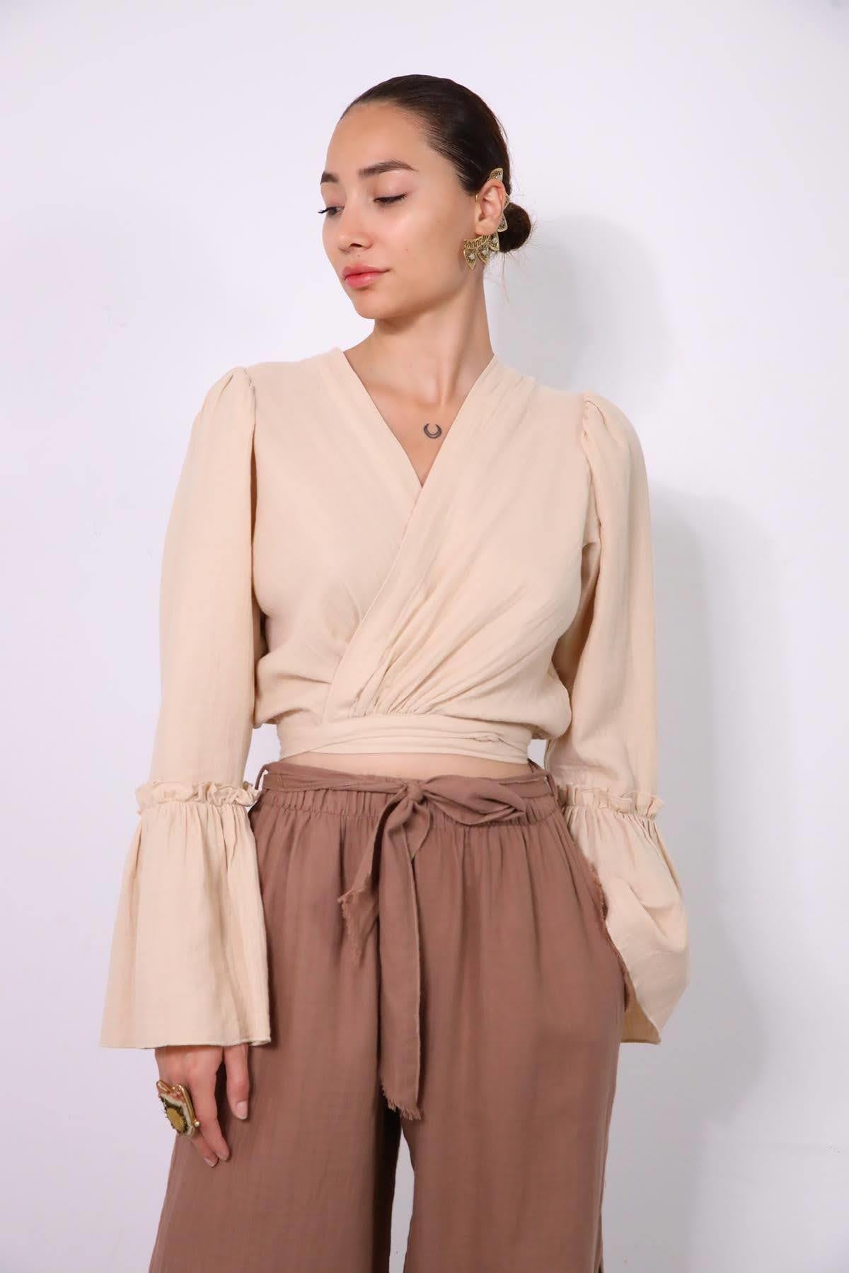 Krem Rengi Kolları Fırfırlı Anvelop Bluz - Şaman Butik Krem Rengi Kolları Fırfırlı Anvelop Bluz