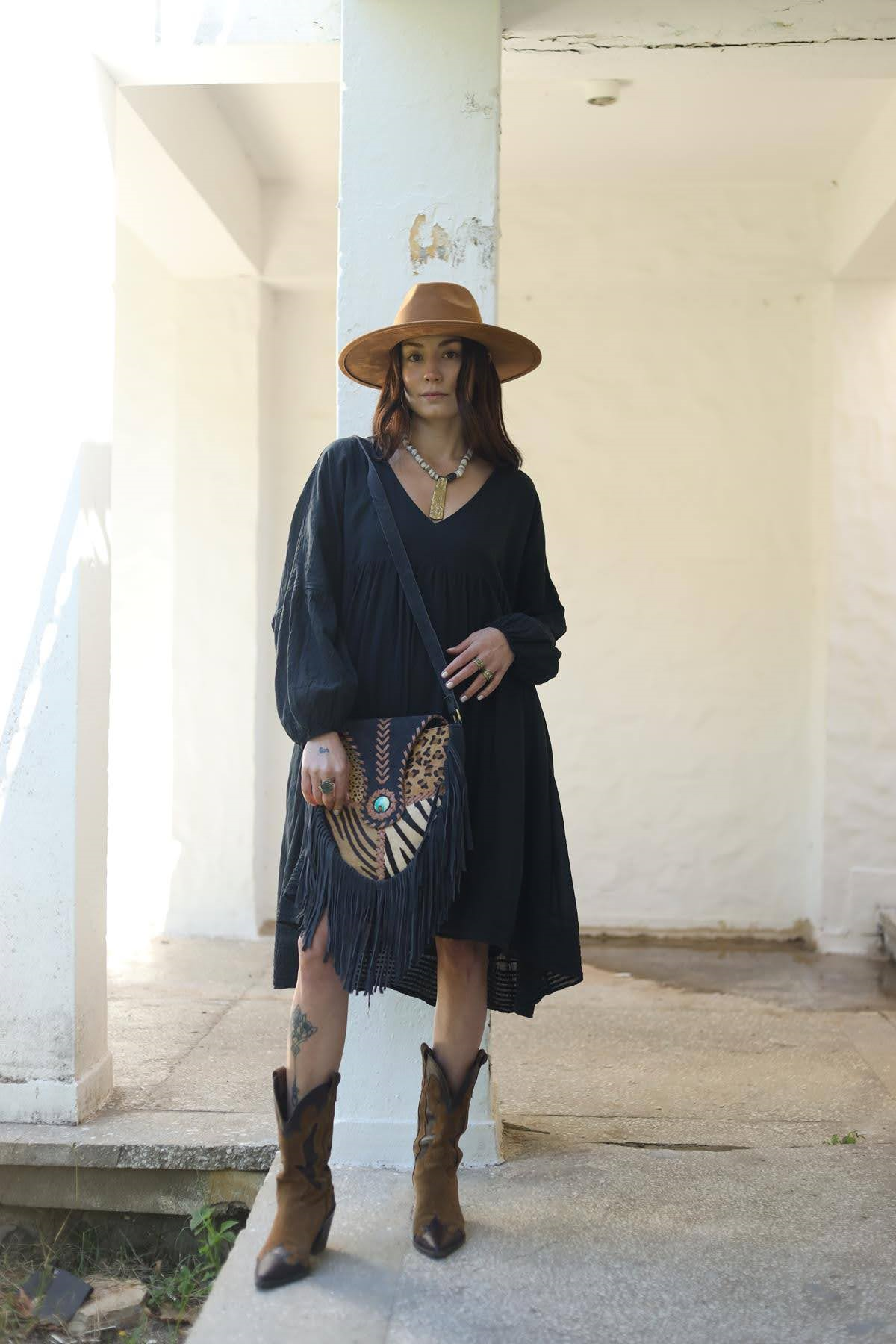 Siyah V Yaka Eteği Dikiş Detaylı Elbise