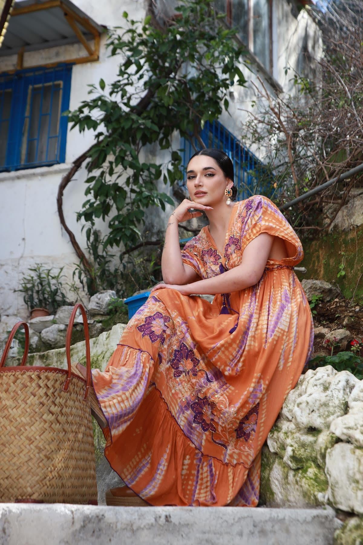 Turuncu Batikli V Yaka Boncuk İşlemeli Nakışlı Elbise