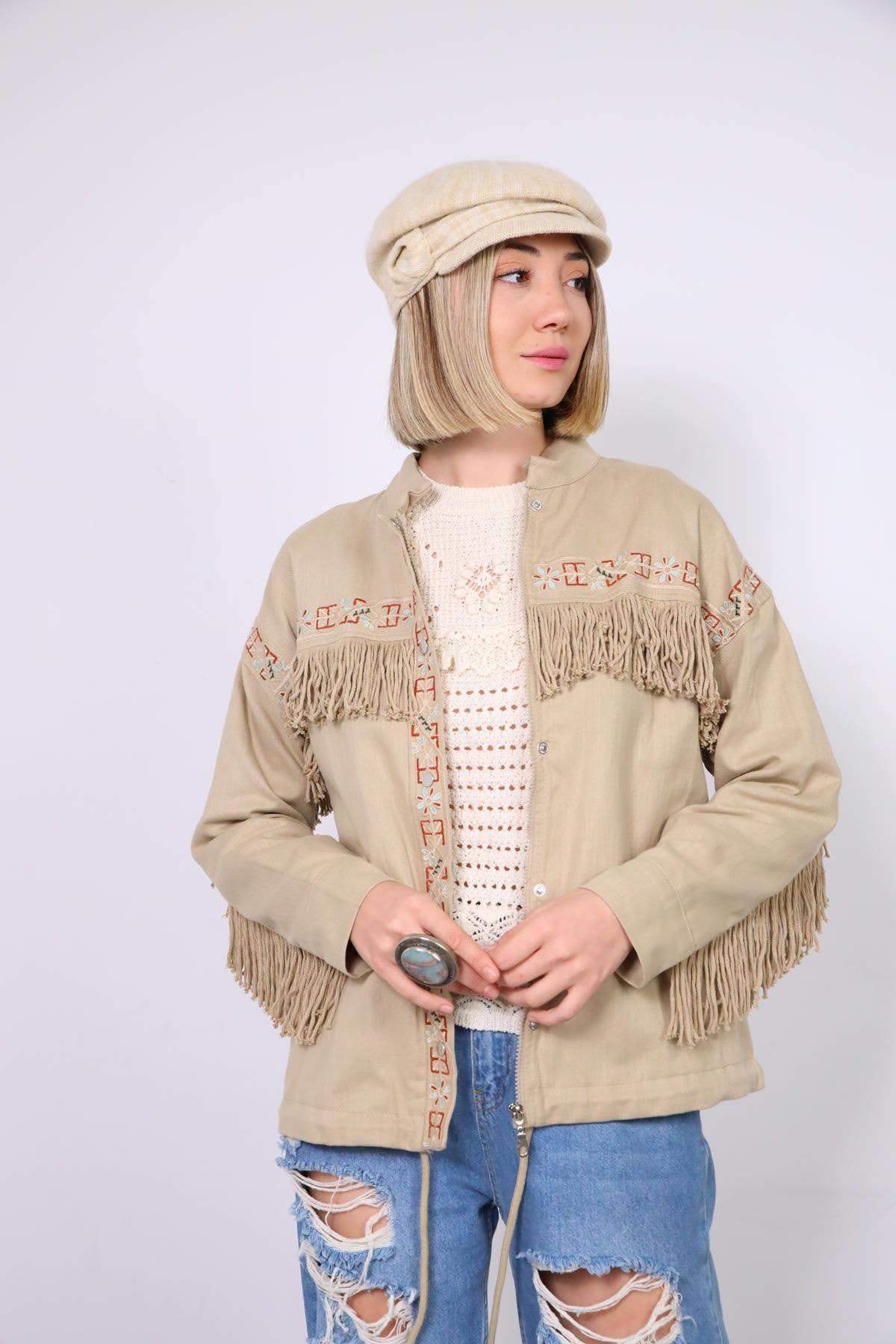  Krem Rengi İşlemeli Püskül Detaylı Ceket