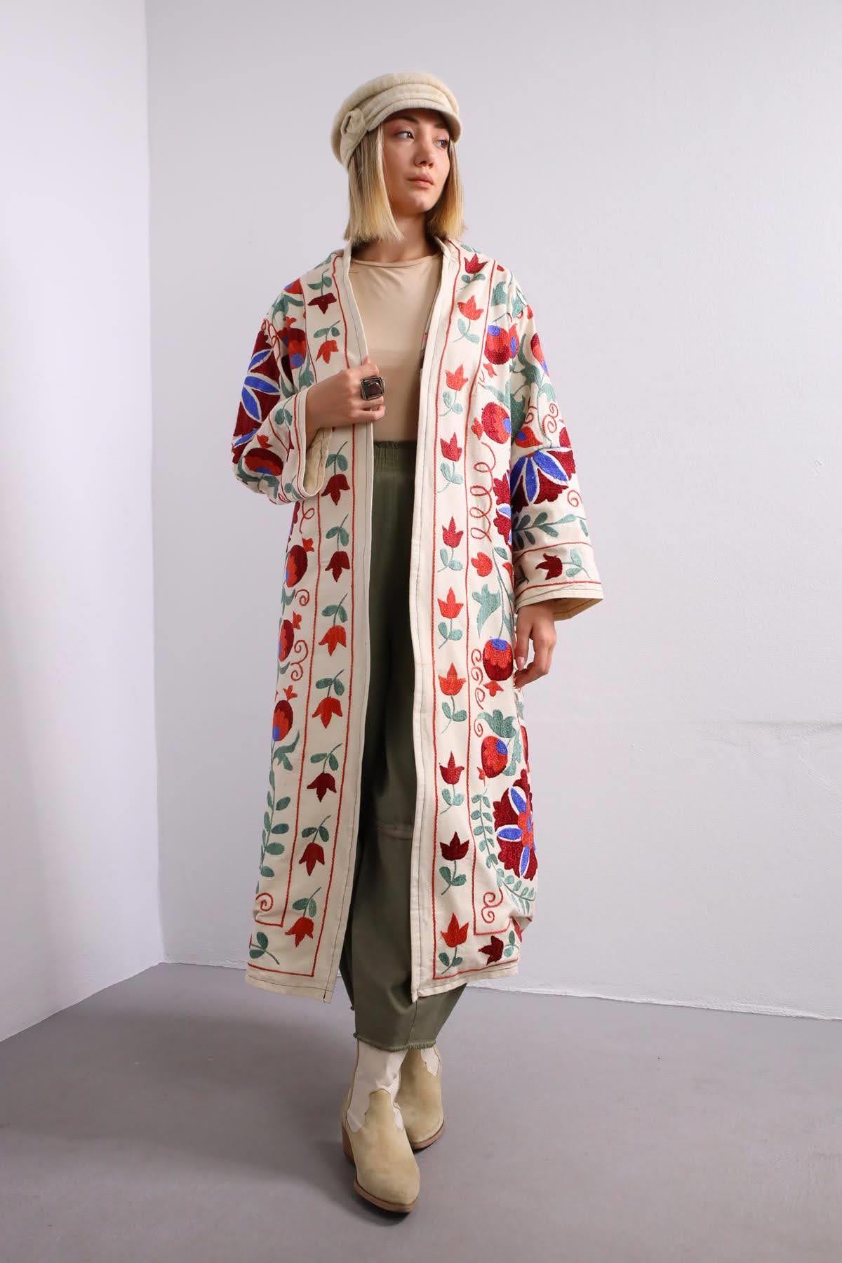 Krem Rengi Çiçek İşlemeli Bohem Kaftan - Şaman Butik Krem Rengi Çiçek İşlemeli Bohem Kaftan