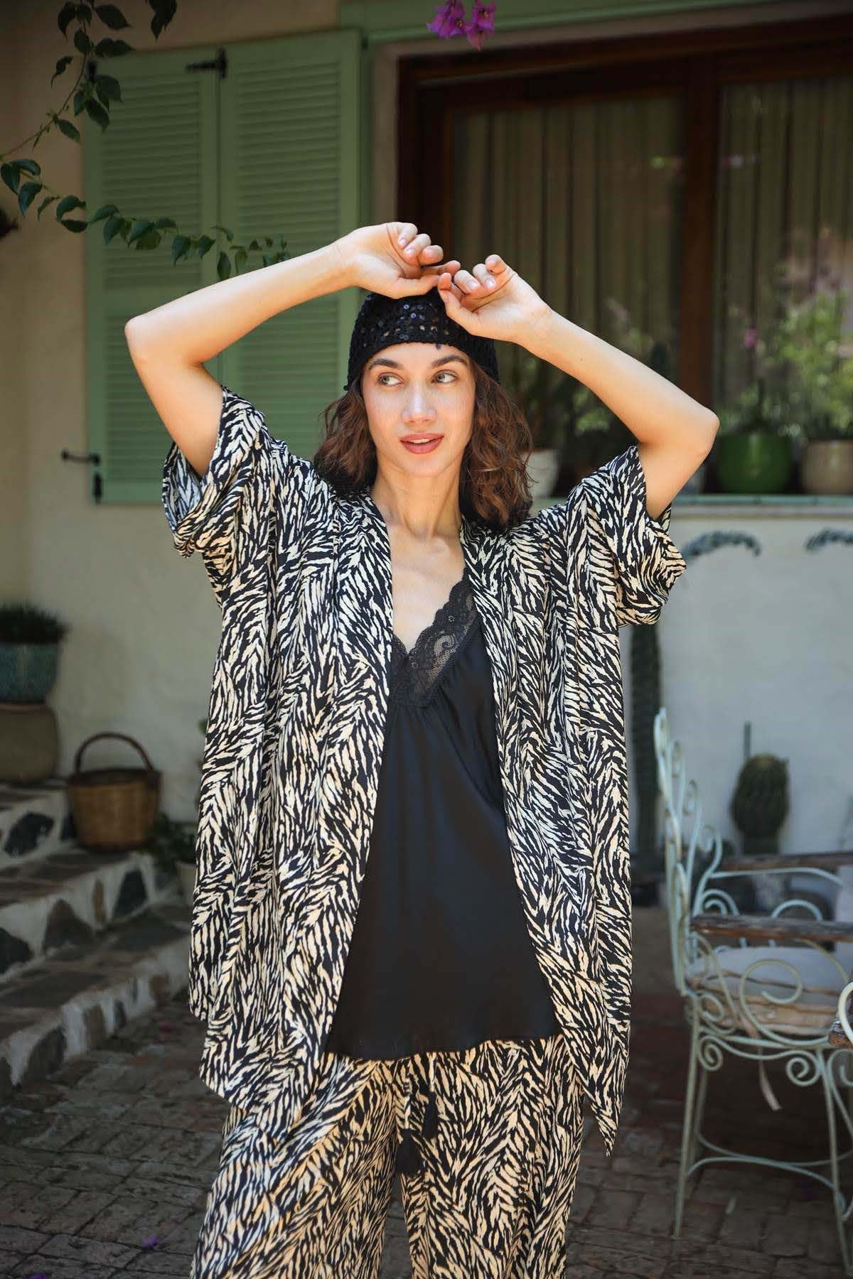 Siyah Desenli Kısa Kaftan