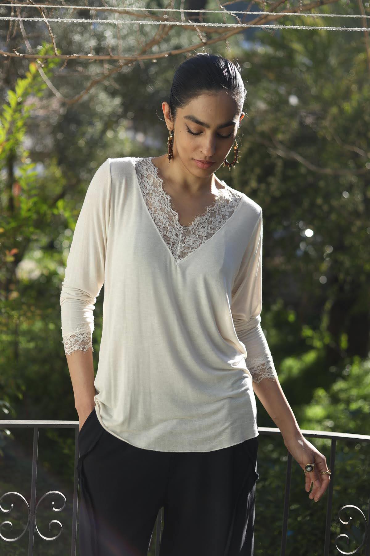 Krem Rengi Yakası ve Manşetleri Dantelli Modal Bluz