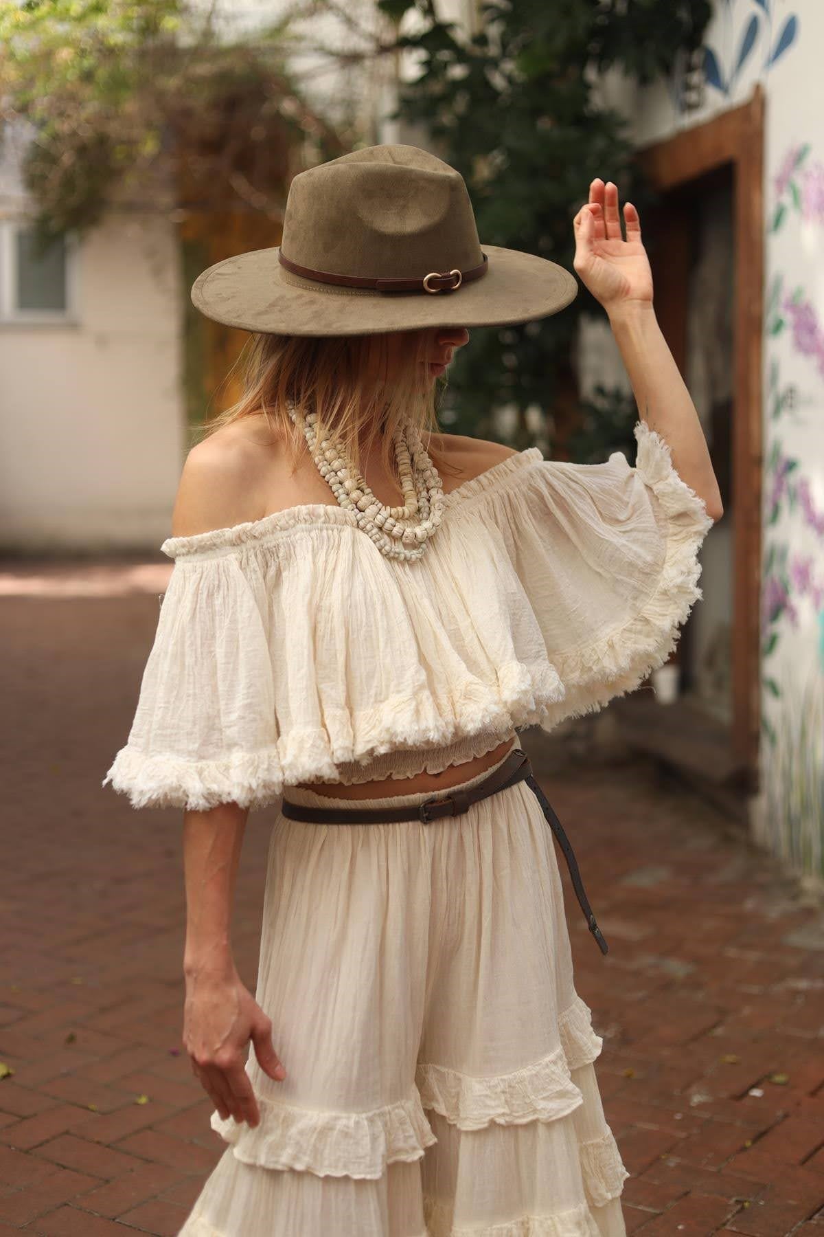 Ekru Degaje Yaka Gipeli Crop Bluz