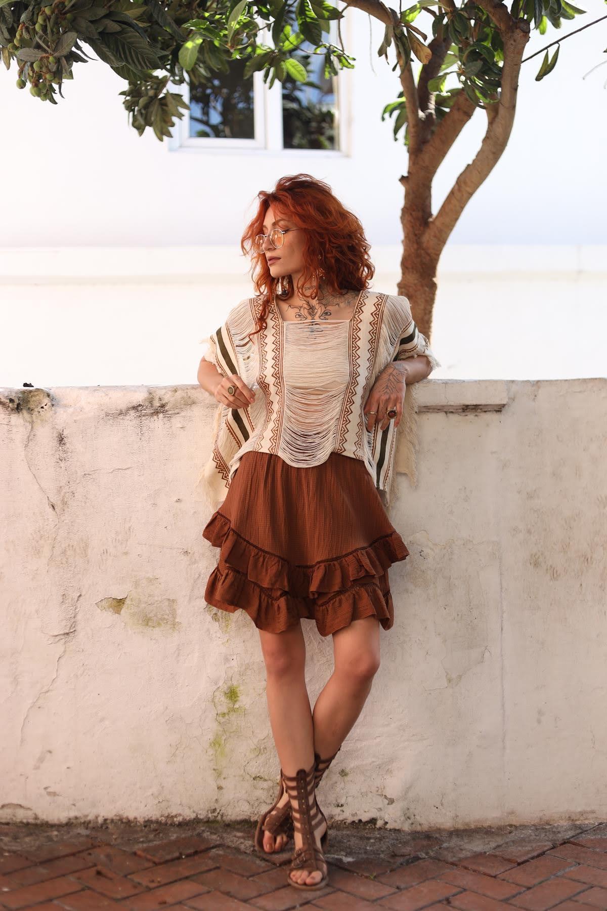 Krem Rengi Kare Yaka Yırtık Detaylı Otantik Panço Bluz