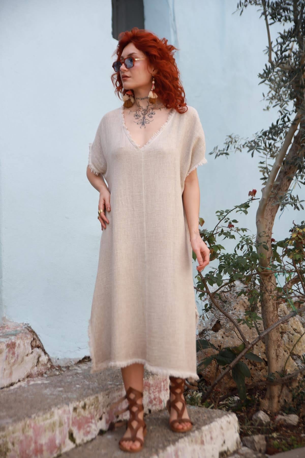 Krem Rengi Püsküllü V Yaka Yırtmaçlı Elbise