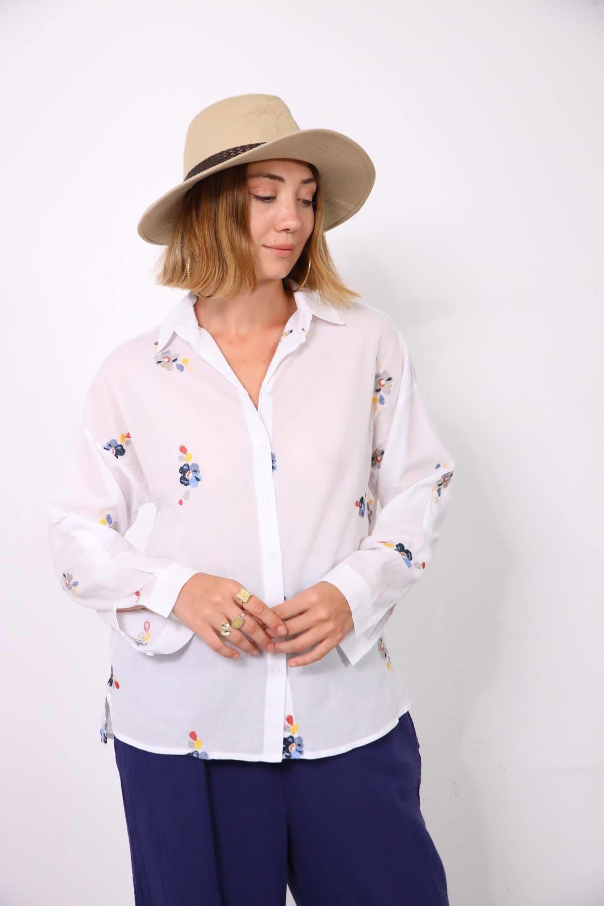 Beyaz Çiçek Desenli Gömlek - Şaman Butik - Bohem Giyim ve Aksesuar | Kadın & Erkek Beyaz Çiçek Desenli Gömlek