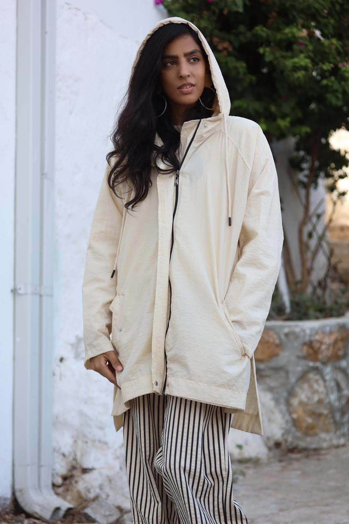 Bej Kapüşonlu Cepli Yağmurluk