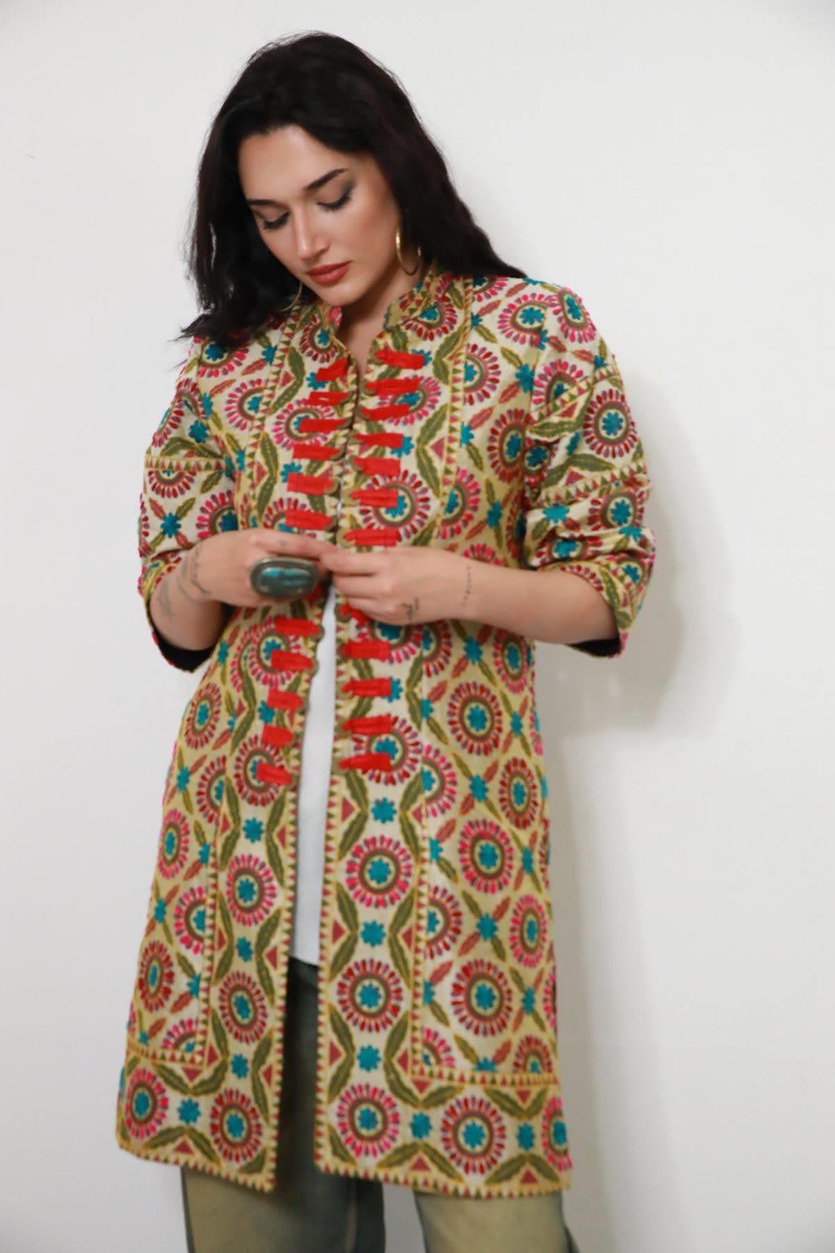 Bej Otantik İşlemeli Uzun Ceket