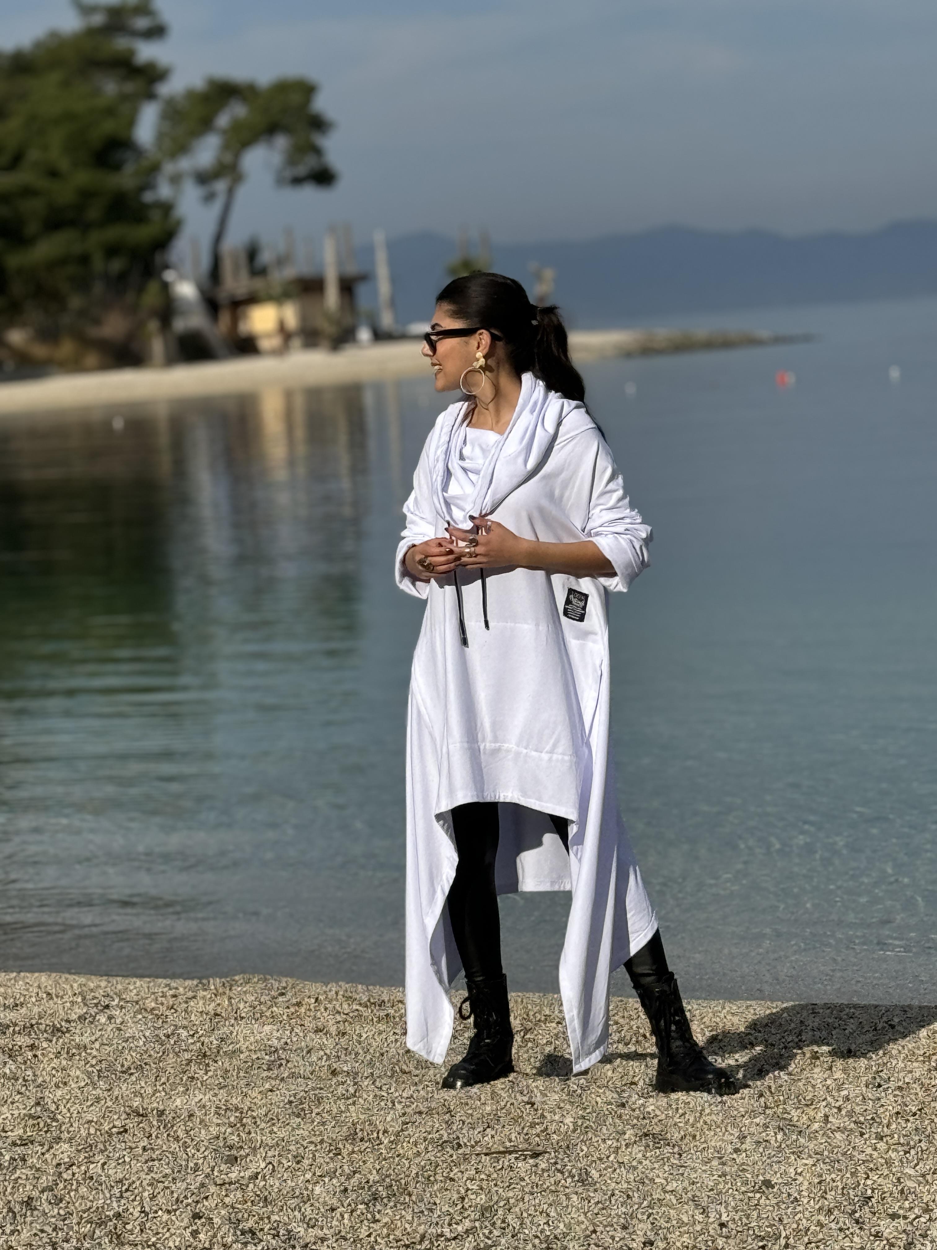 Beyaz Asimetrik Kesim Boğazlı Panço Sweat