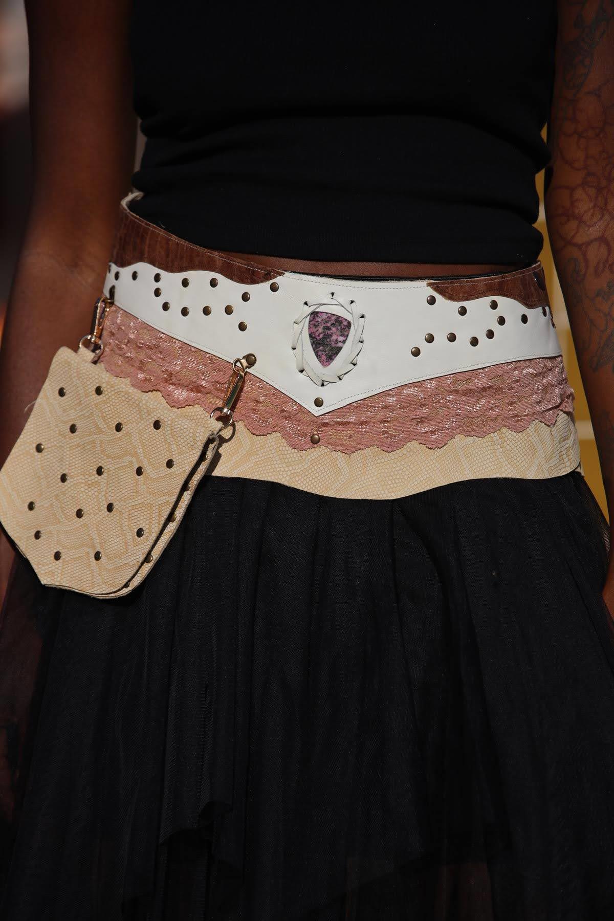 Beyaz Dantelli Cepli Deri Kemer