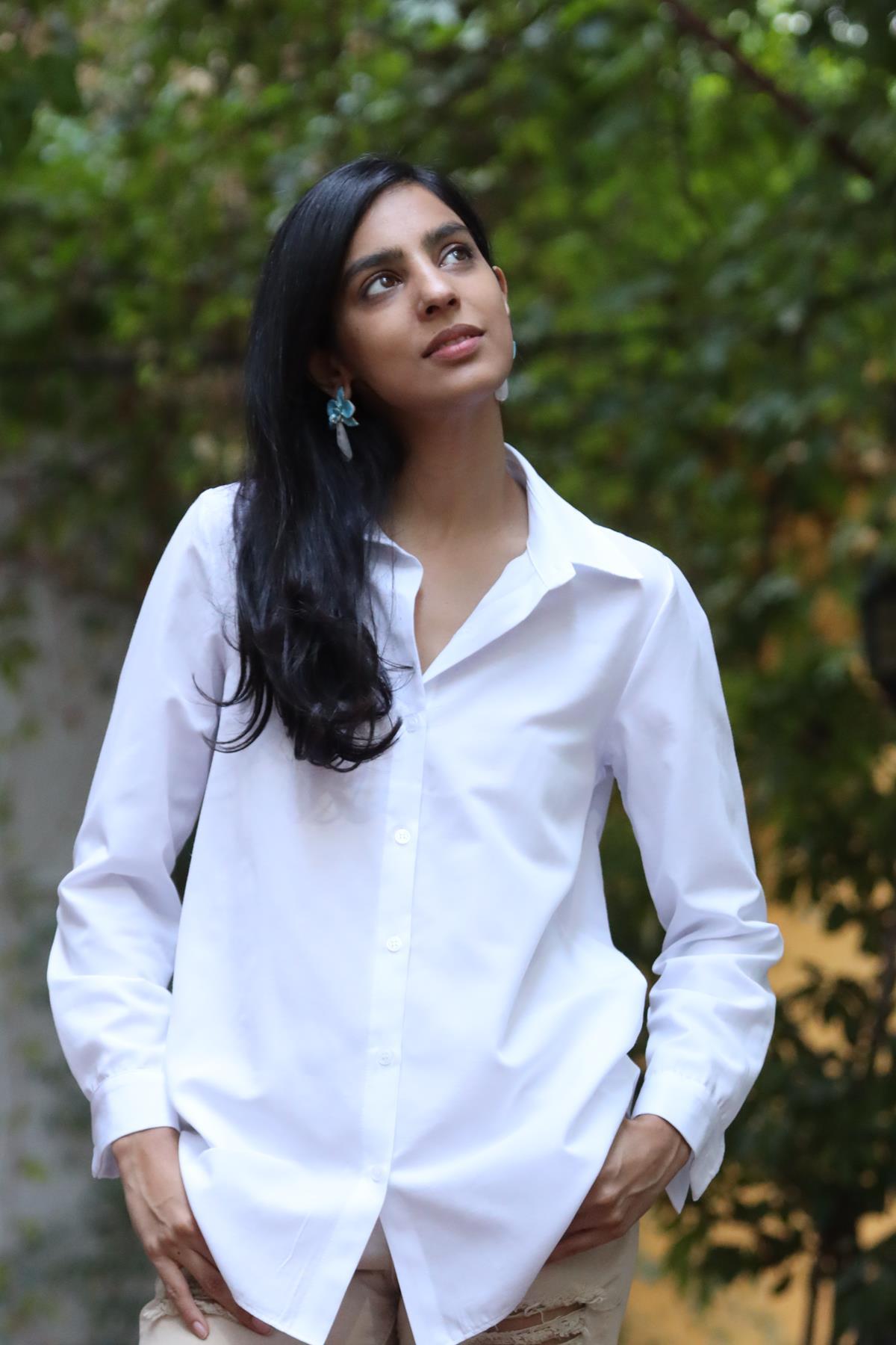 Beyaz Oval Kesim Gömlek