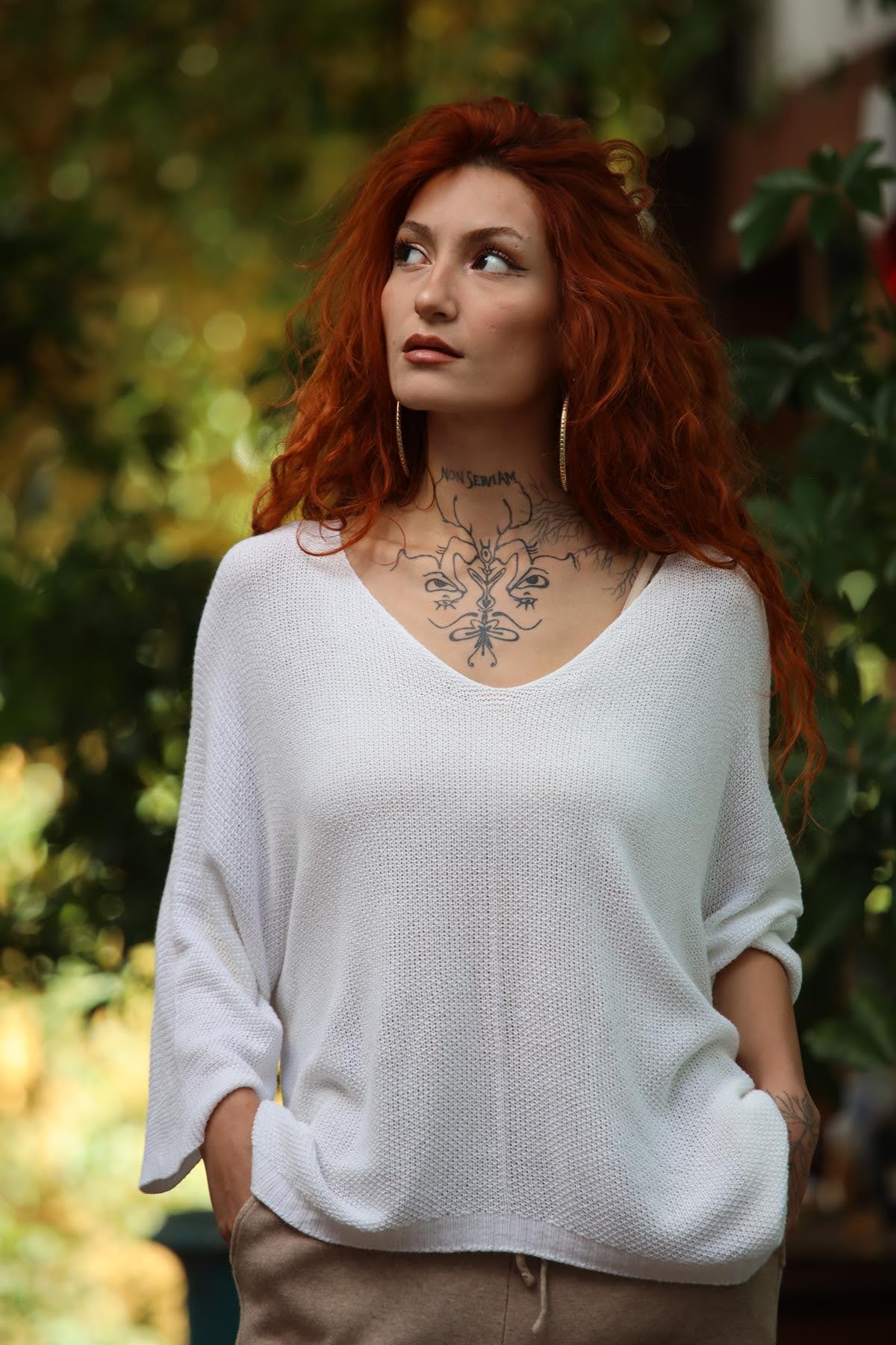 Beyaz V Yaka Yarasa Kol Triko Bluz