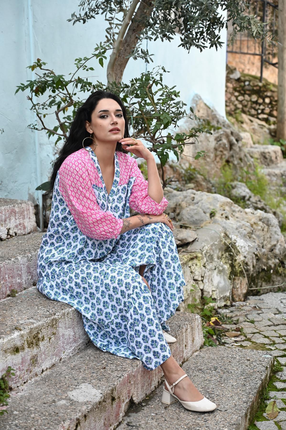 Beyaz ve Pembe Çiçek İşlemeli Gömlek Elbise