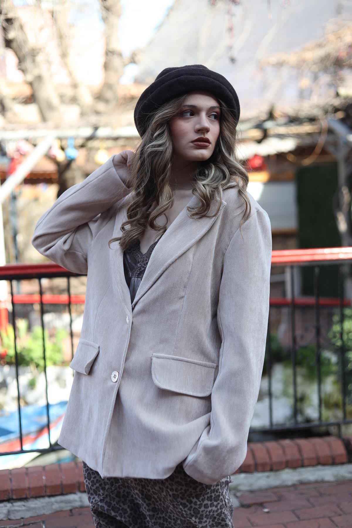 Krem Rengi Parlak Düğme Detaylı Kadife Ceket