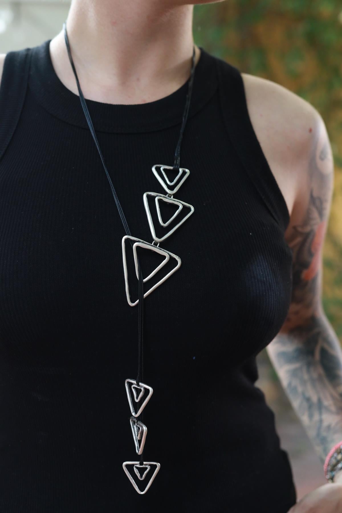 Üçgen Desenli Gümüş Kaplama Kravat Kolye