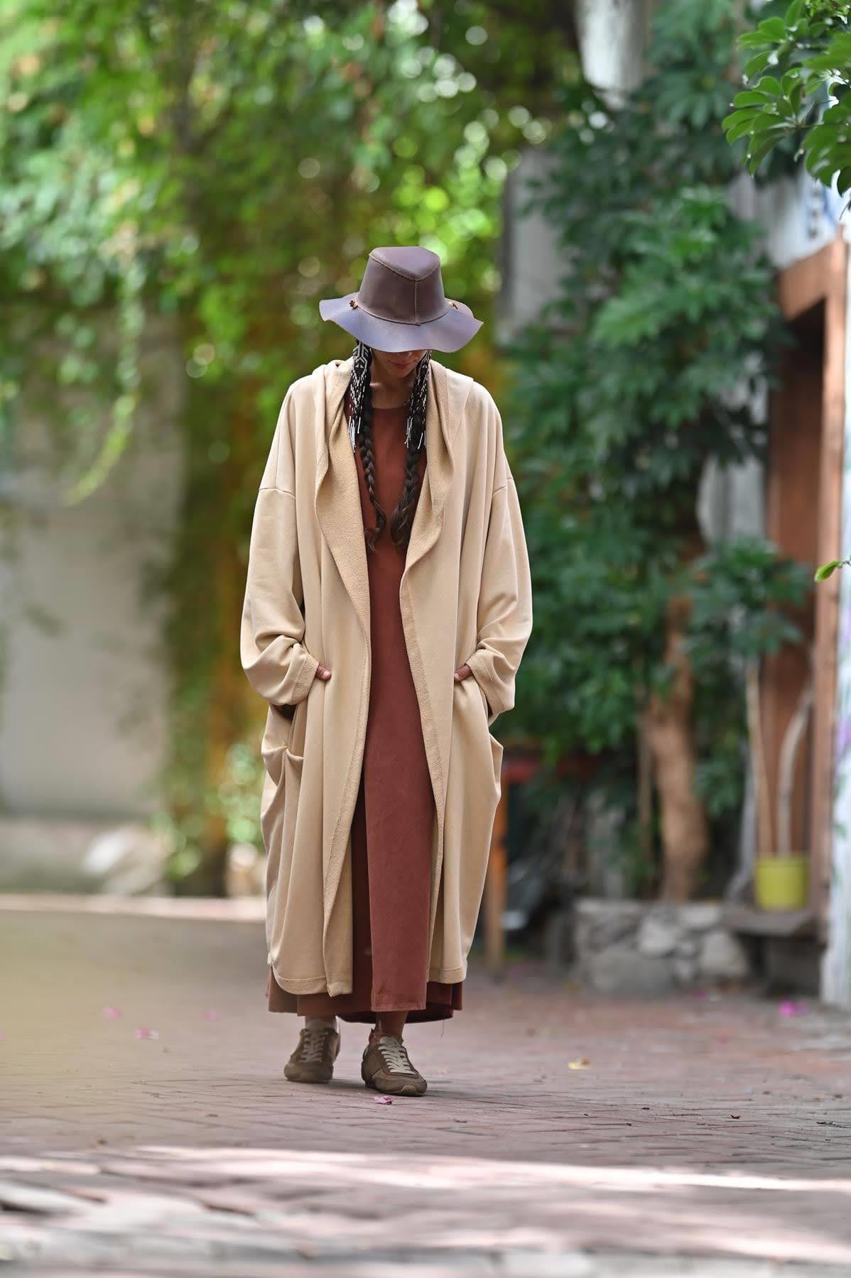 Bej Ters Parça Detaylı Kapüşonlu Uzun Ceket