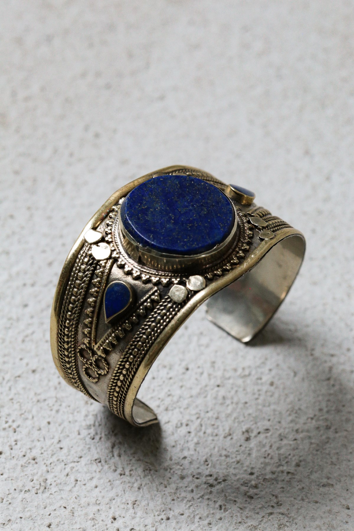 Gümüş Kaplama Yuvarlak Lapis Taşlı İşlemeli Antik Bileklik - Şaman Butik Gümüş Kaplama Yuvarlak Lapis Taşlı İşlemeli Antik Bileklik