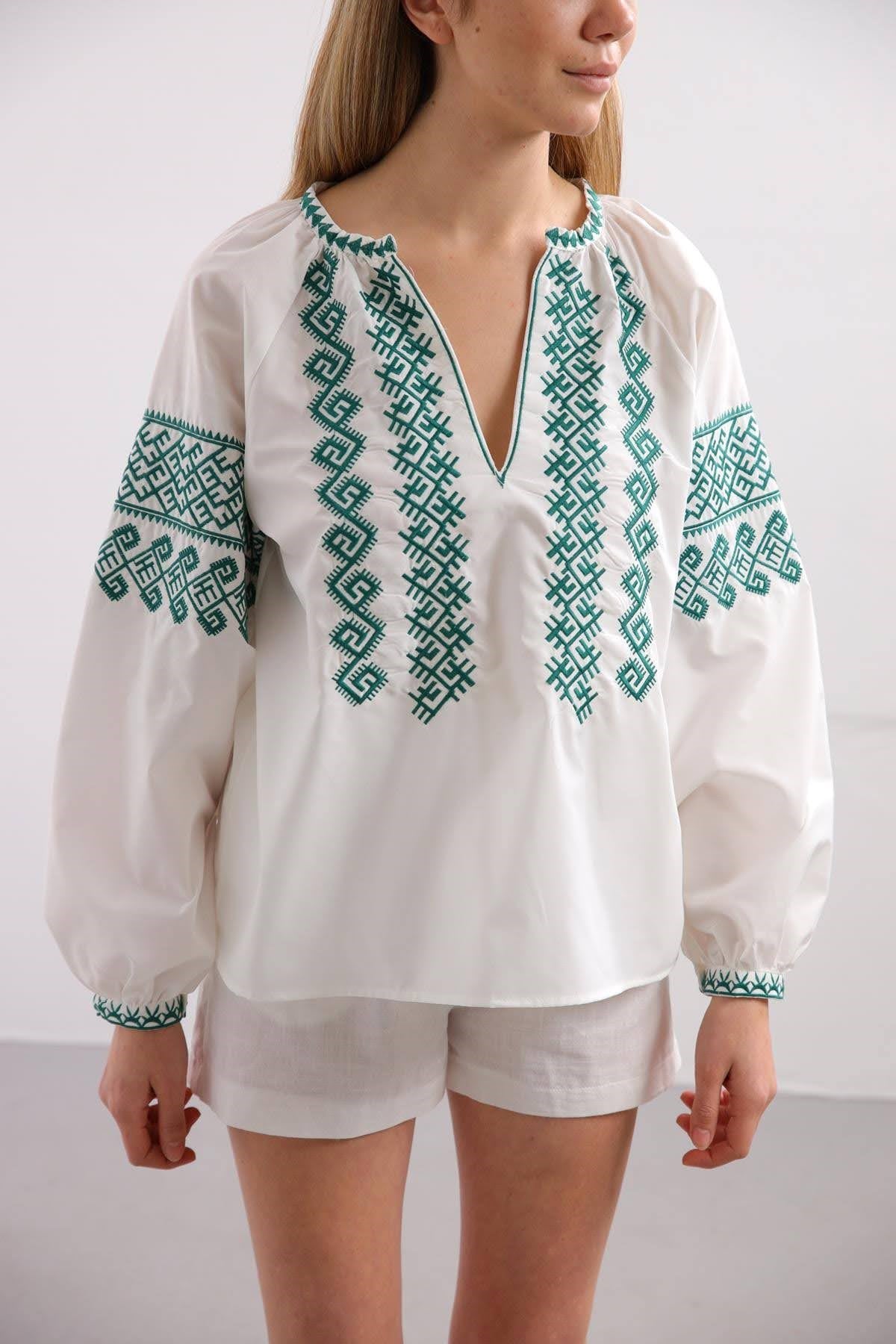 Beyaz İşlemeli V Yaka Bluz - Şaman Butik Beyaz İşlemeli V Yaka Bluz