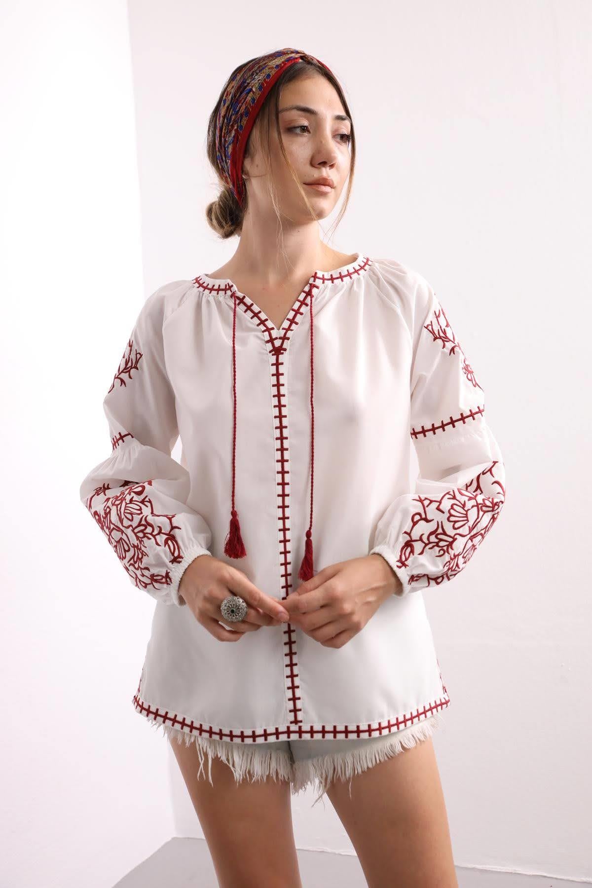 Beyaz Püsküllü İşlemeli Bluz - Şaman Butik Beyaz Püsküllü İşlemeli Bluz