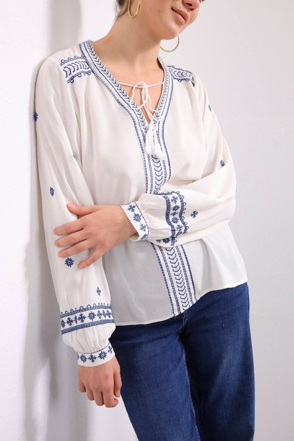 Beyaz V Yaka İpli İşlemeli Bluz - Şaman Butik Beyaz V Yaka İpli İşlemeli Bluz