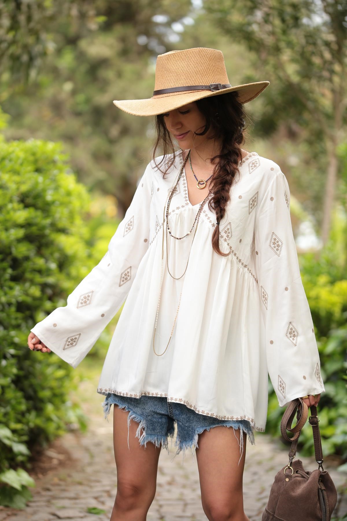 Beyaz V Yaka İşlemeli Bluz - Şaman Butik - Bohem Giyim ve Aksesuar | Kadın  & Erkek