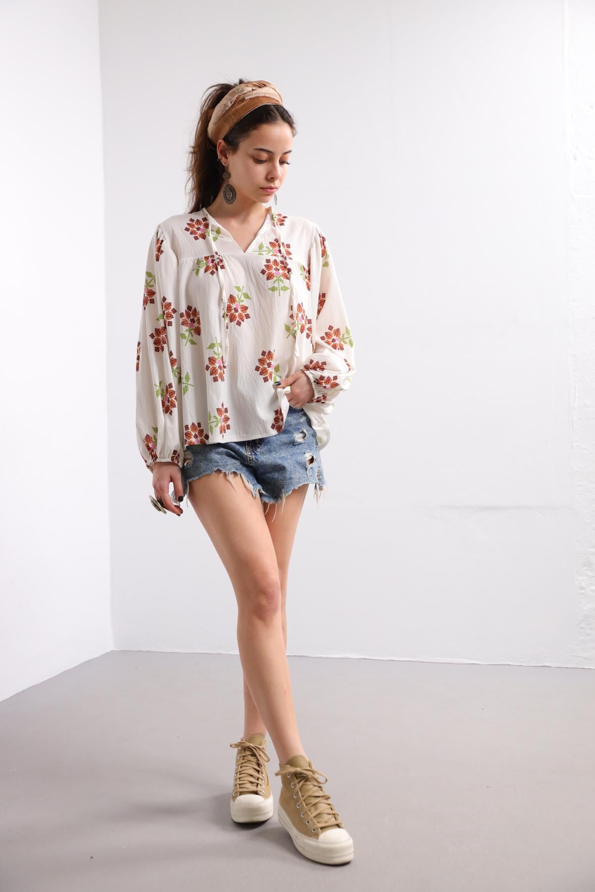  Ekru Çiçek İşlemeli Kolu Lastikli Bluz