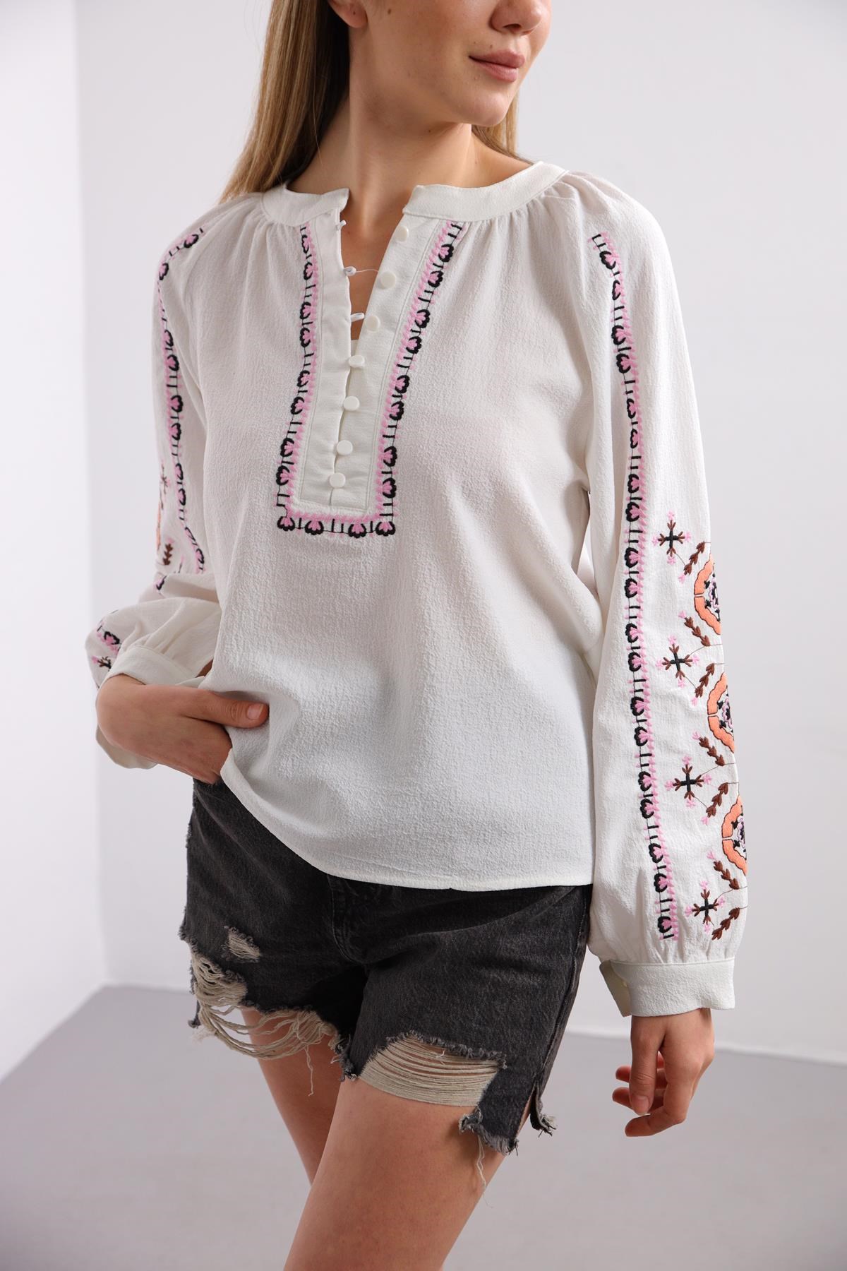 Ekru Pembe İşlemeli Yarım Düğmeli Bluz