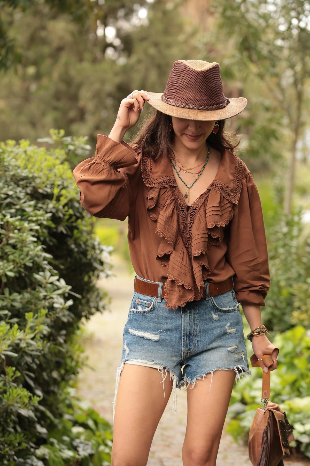  Kahverengi Dantel Detaylı Yakalı Fırfırlı Bluz