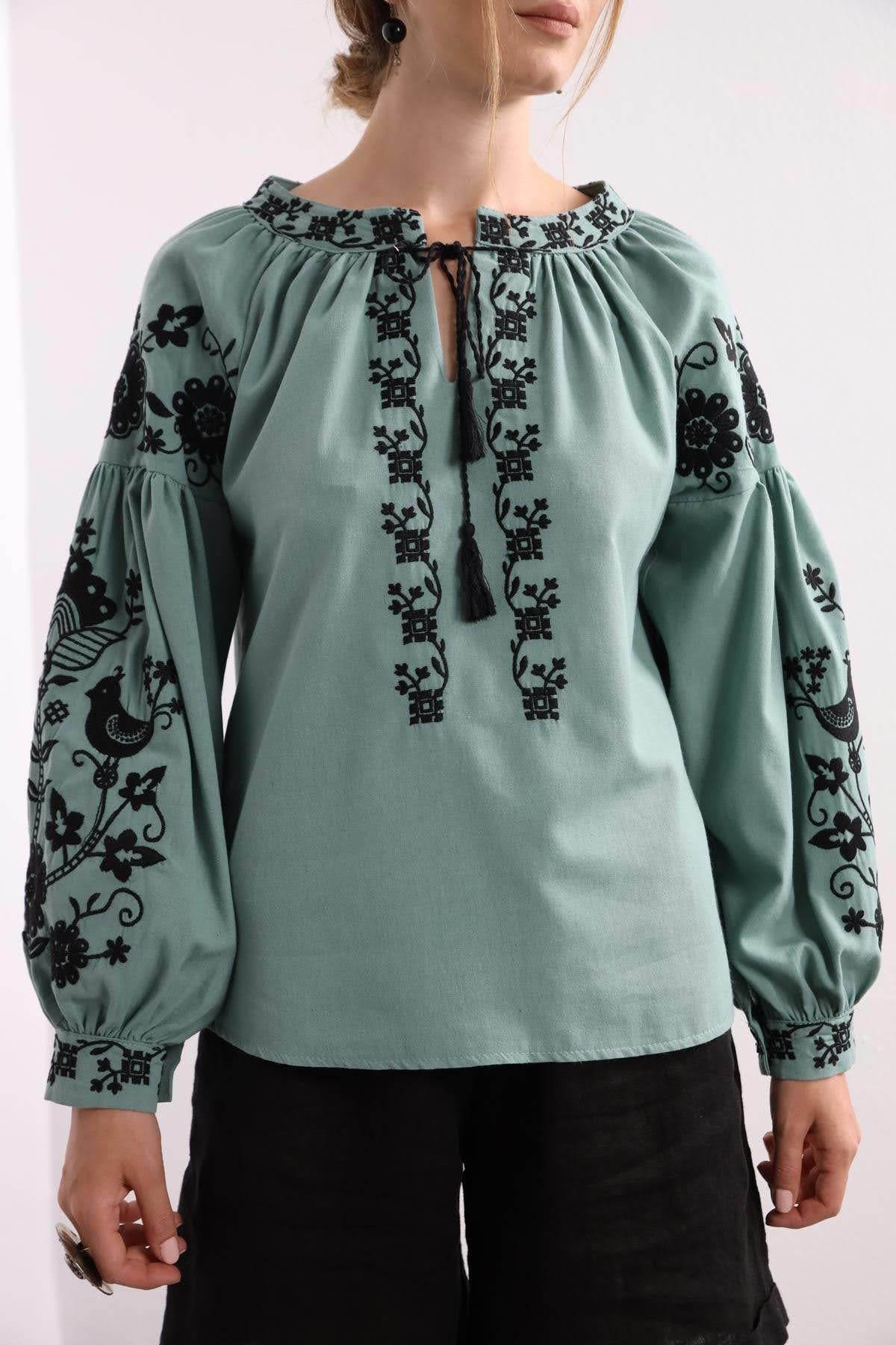 Mint Yeşili Yakası İpli V Yaka İşlemeli Bluz - Şaman Butik Mint Yeşili Yakası İpli V Yaka İşlemeli Bluz