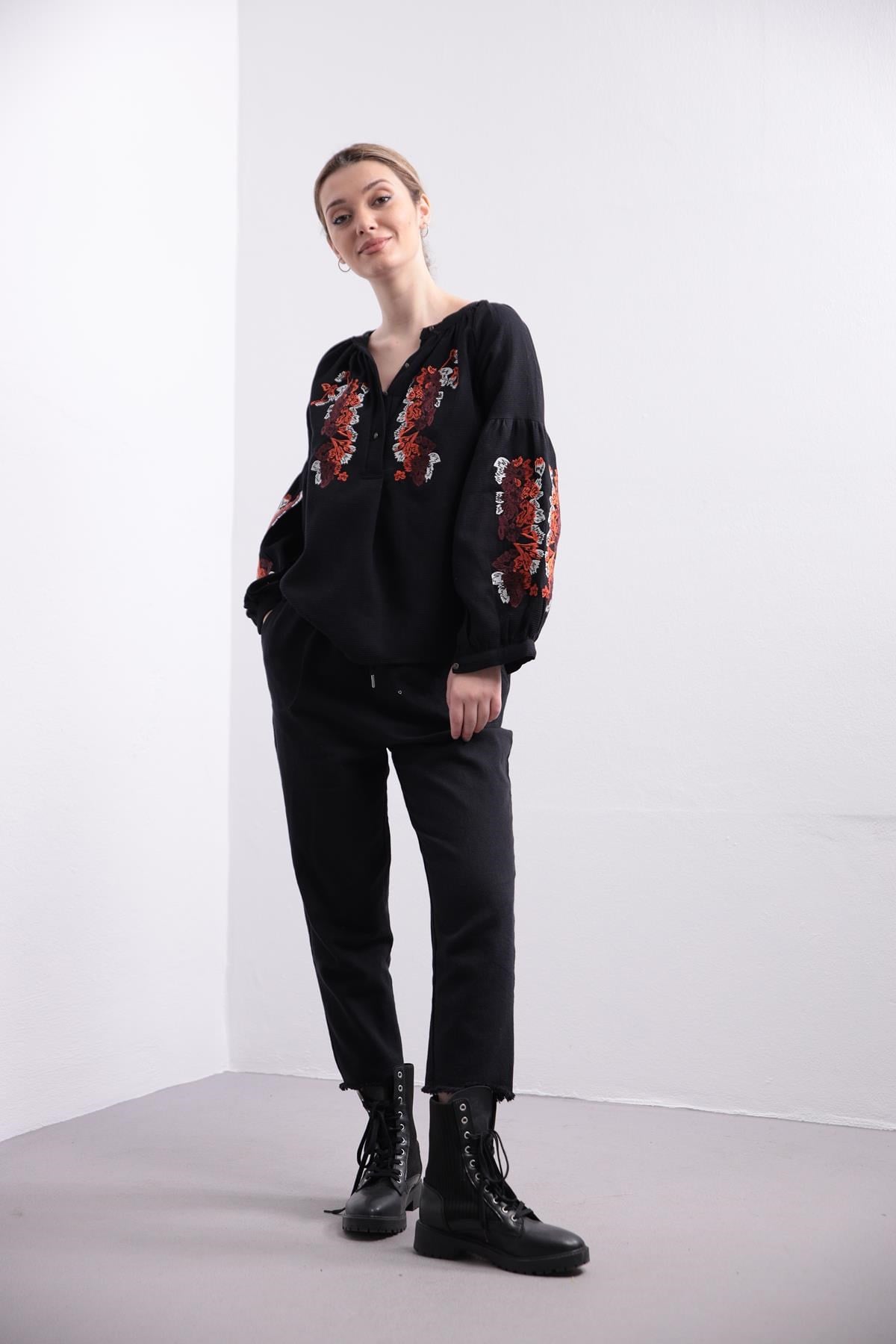 Siyah Çiçek İşlemeli Balon Kol Bluz - Şaman Butik - Bohem Giyim ve Aksesuar | Kadın & Erkek Siyah Çiçek İşlemeli Balon Kol Bluz