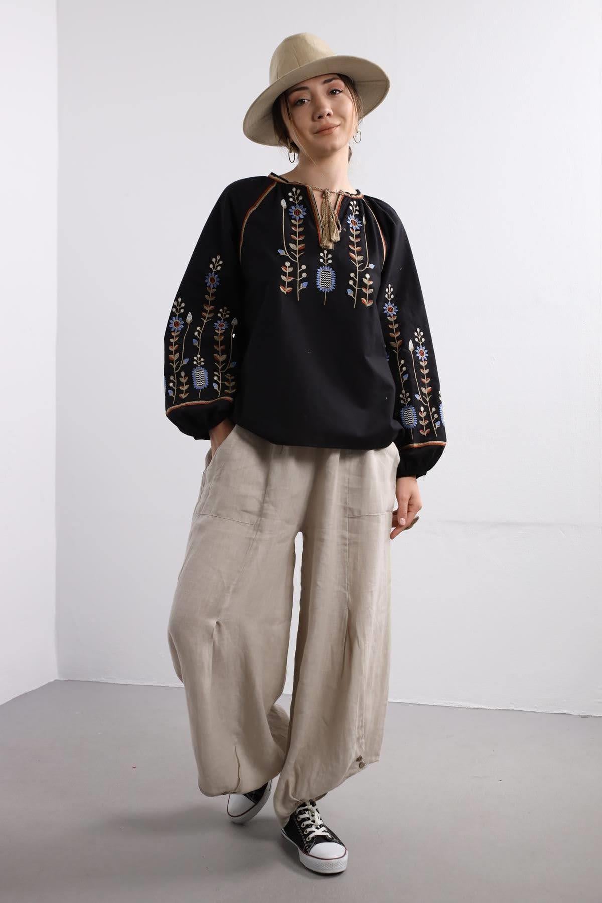  Siyah İşlemeli Balon Kol Bluz