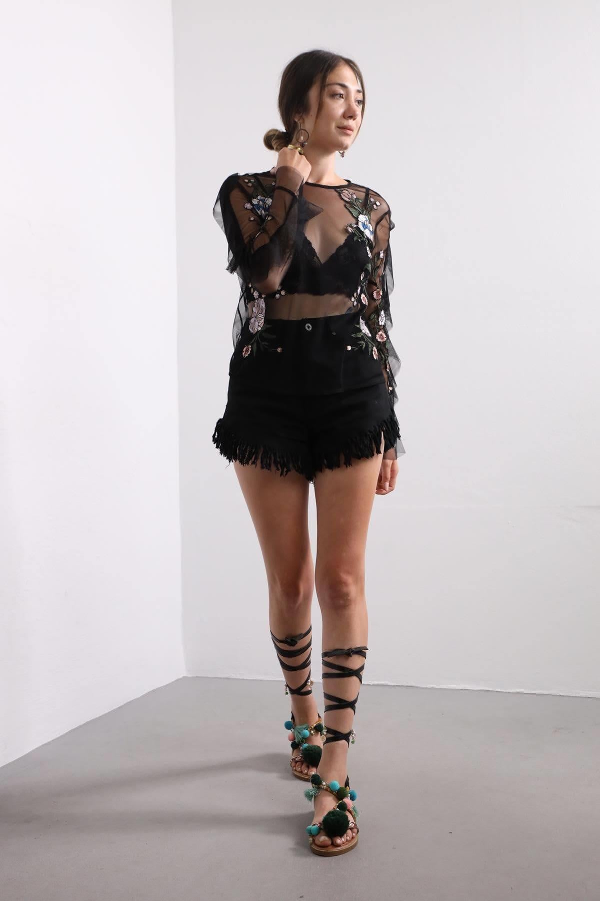  Siyah İşlemeli Tül Bluz