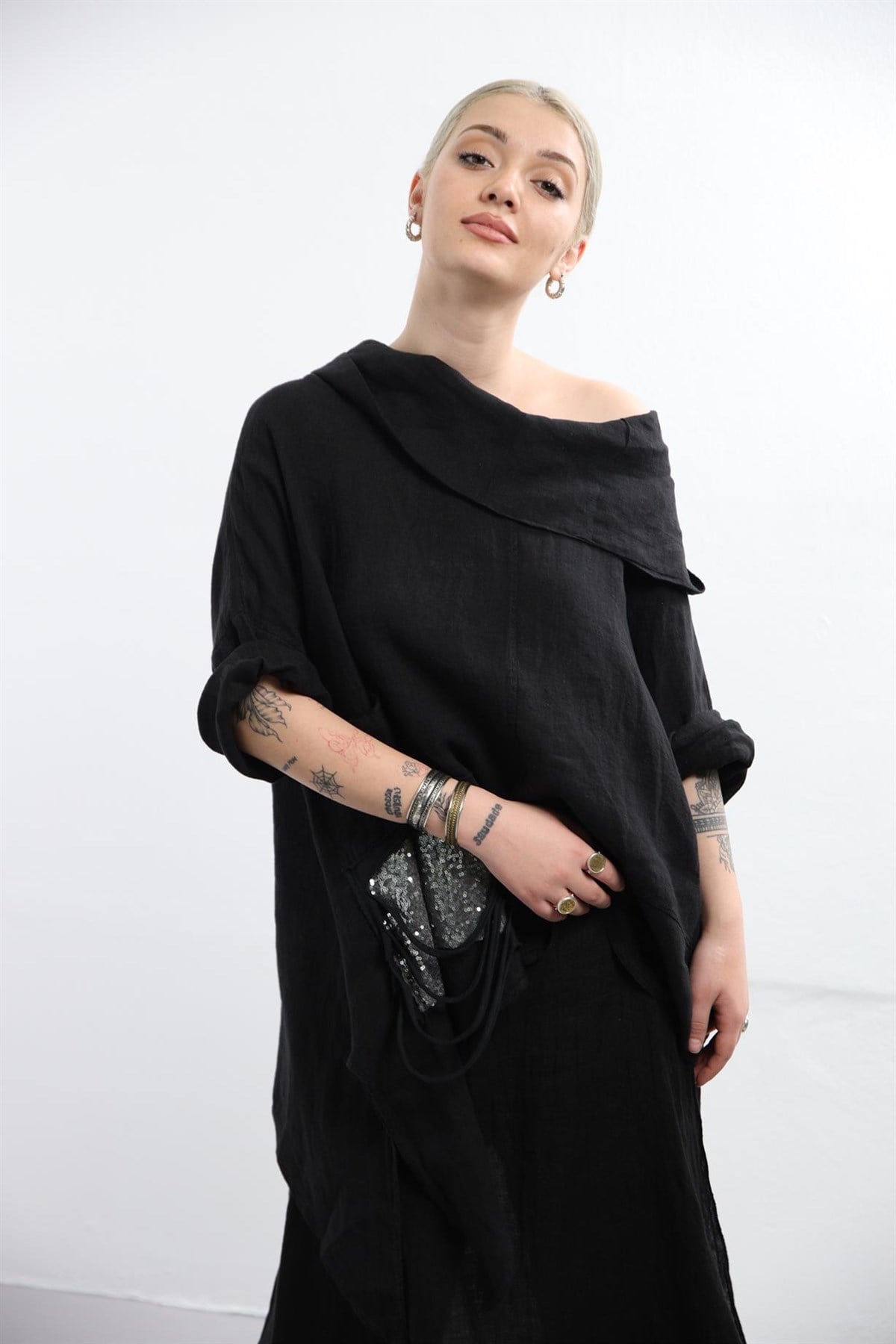 Siyah Kapüşonlu Asimetrik Pullu Keten Bluz - Şaman Butik Siyah Kapüşonlu Asimetrik Pullu Keten Bluz