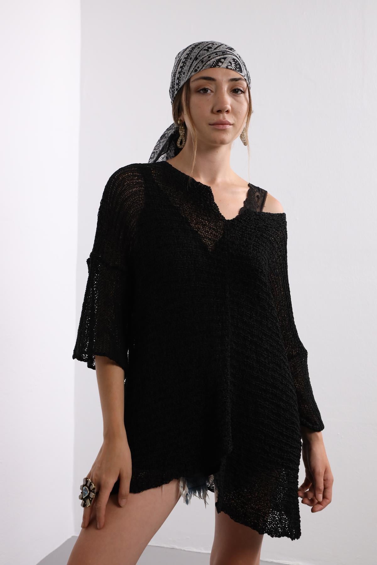 Saman Butik | Shop Online Black Collar Cut Out Detailed Mercerized Blouse