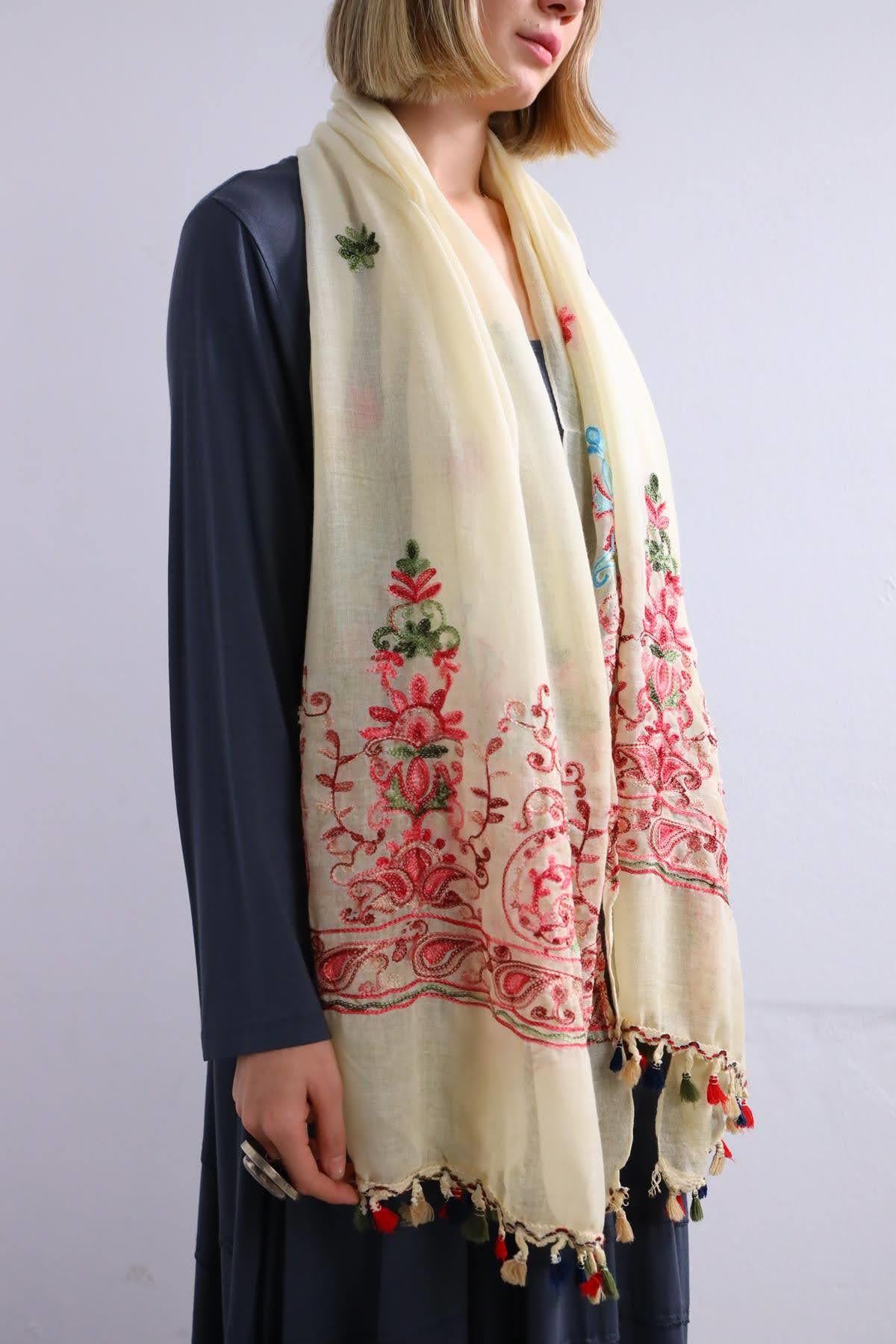Kum Rengi İşlemeli Püsküllü Şal - Şaman Butik Kum Rengi İşlemeli Püsküllü Şal