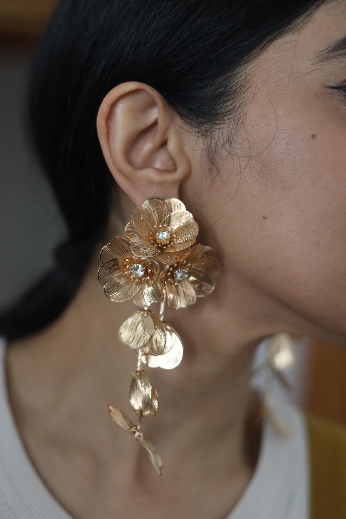 Gold Rengi Çiçekli Uzun Küpe