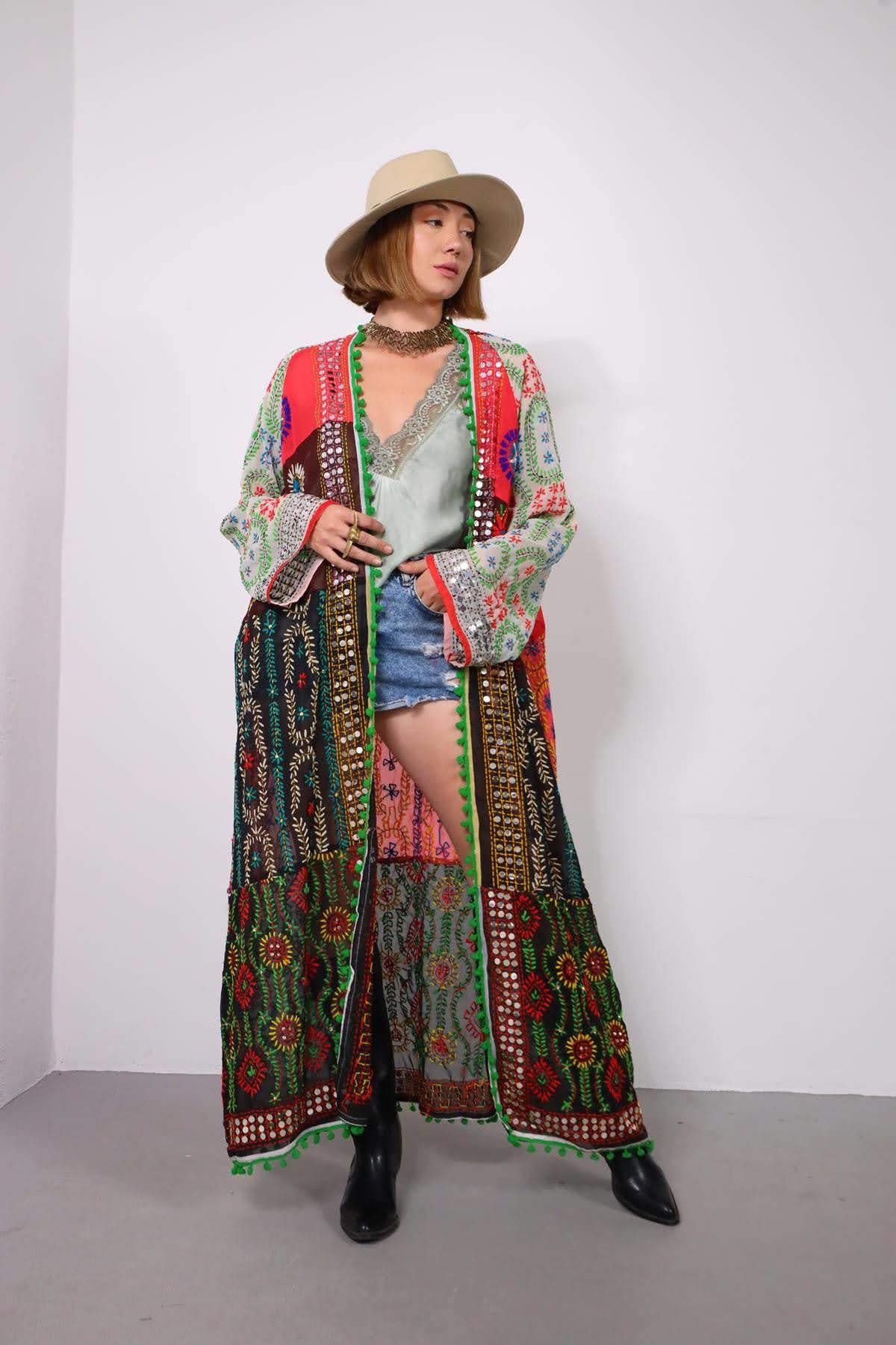 Renkli Pul İşlemeli Kenarları Ponponlu Bohem Kaftan - Şaman Butik Renkli Pul İşlemeli Kenarları Ponponlu Bohem Kaftan