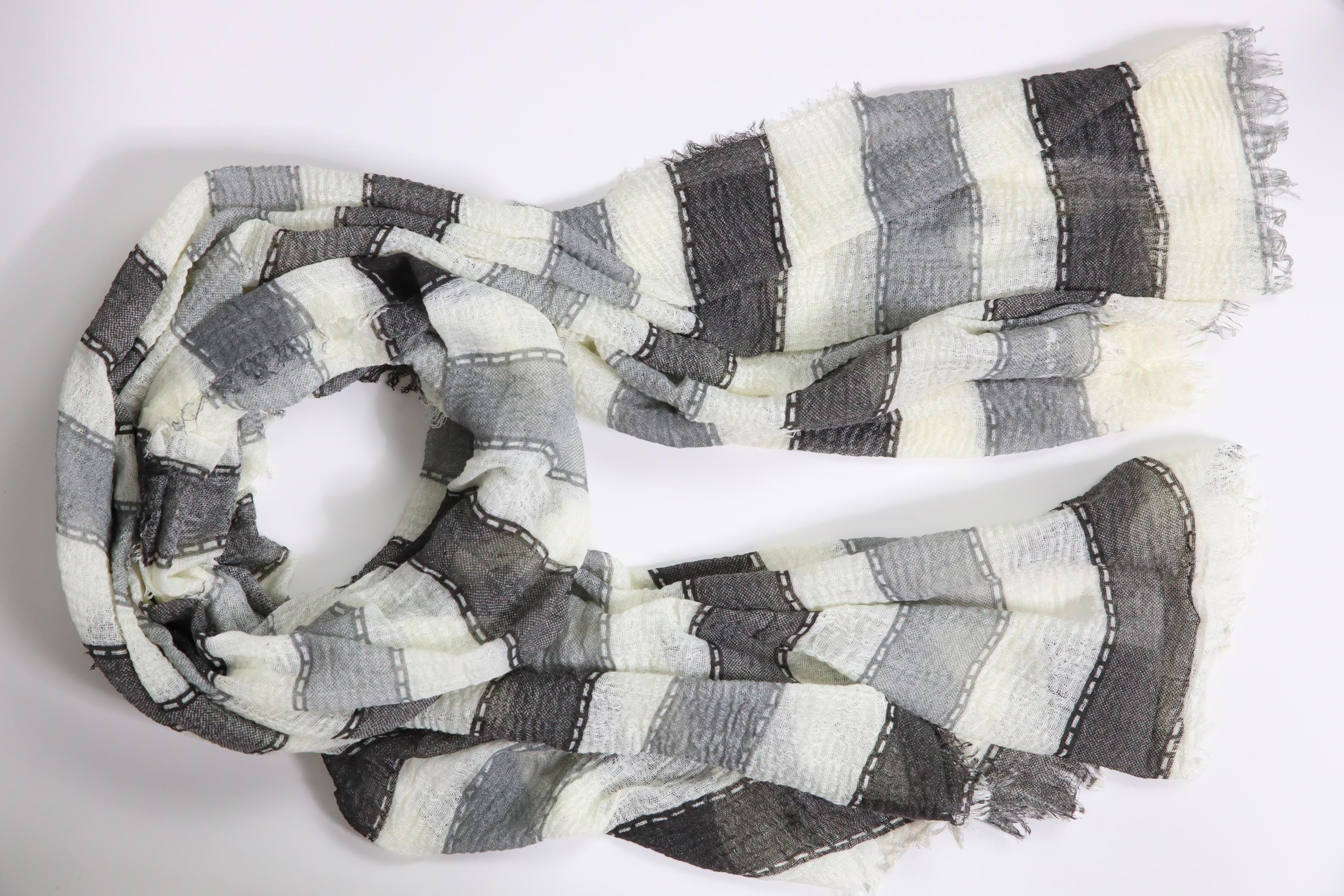 Gri Film Şeridi Desenli Şal - Şaman Butik Gri Film Şeridi Desenli Şal