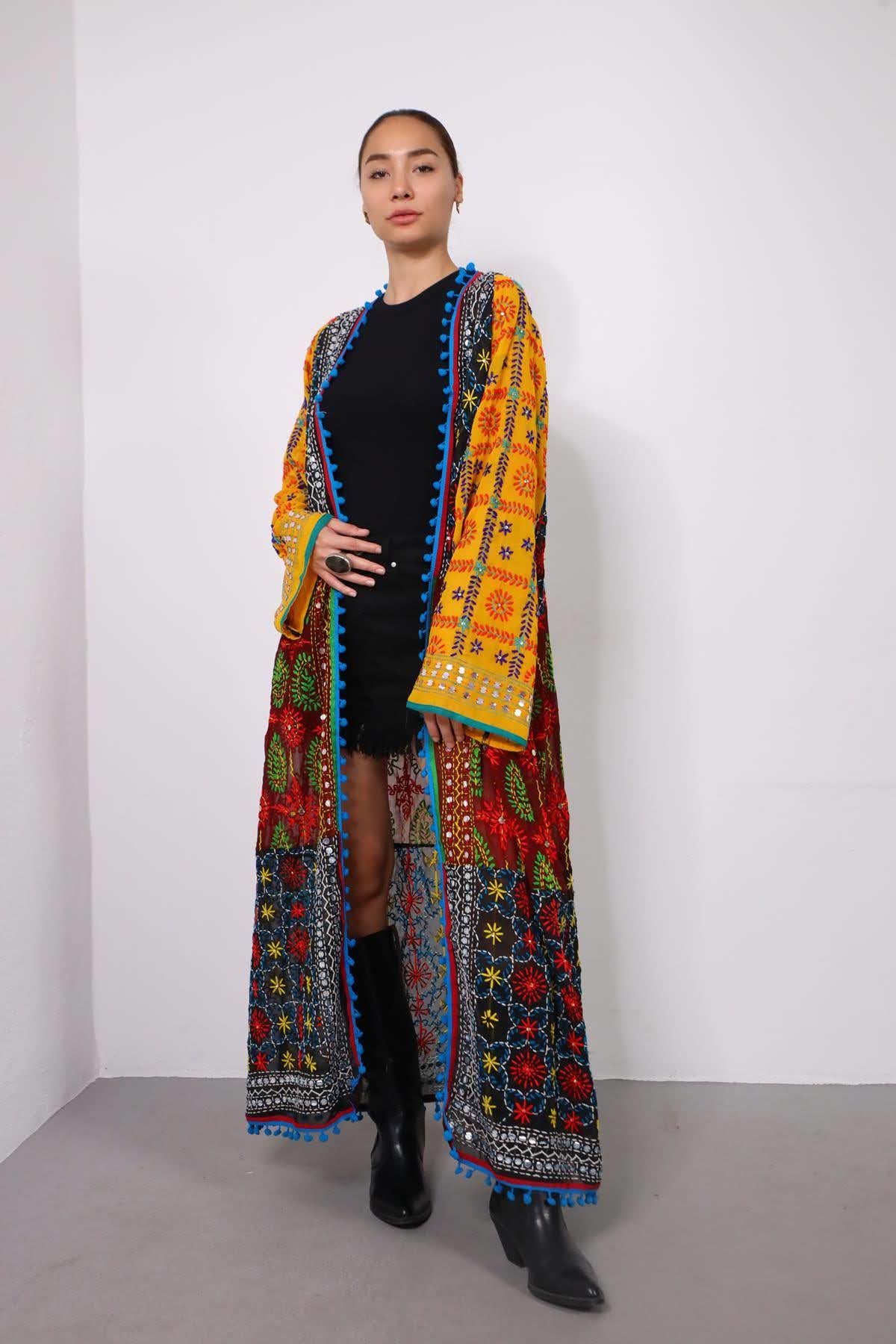 Renkli Pul İşlemeli Kenarları Ponponlu Bohem Kaftan - Şaman Butik Renkli Pul İşlemeli Kenarları Ponponlu Bohem Kaftan