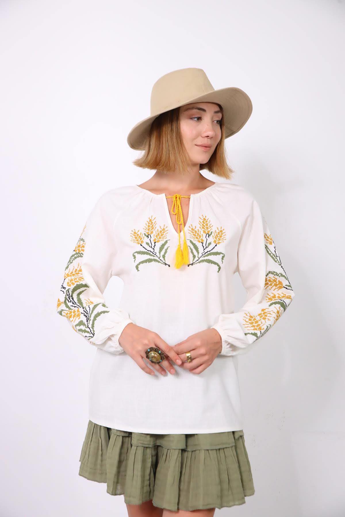 Beyaz Püsküllü Kesik Yaka Kanaviçe İşlemeli Bluz - Şaman Butik Beyaz Püsküllü Kesik Yaka Kanaviçe İşlemeli Bluz