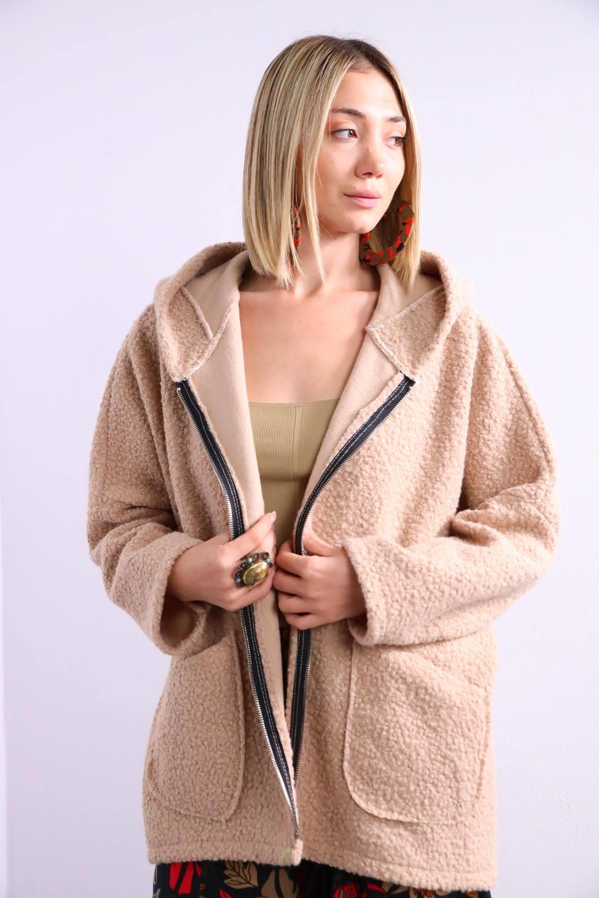  Bej Kapüşonlu Fermuarlı Kısa Buklet Kaban