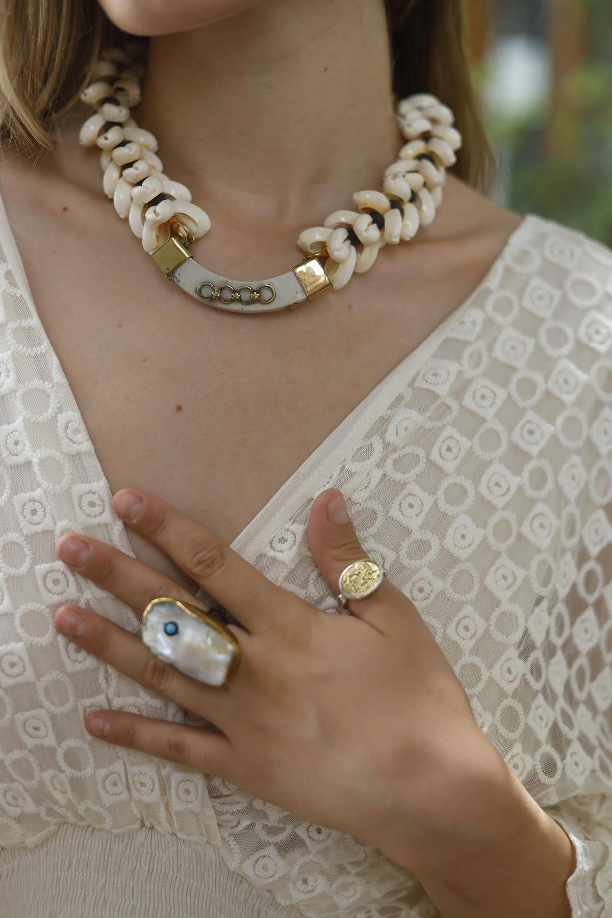 Kemik Detaylı Deniz Kabuğu Tasarım Kolye