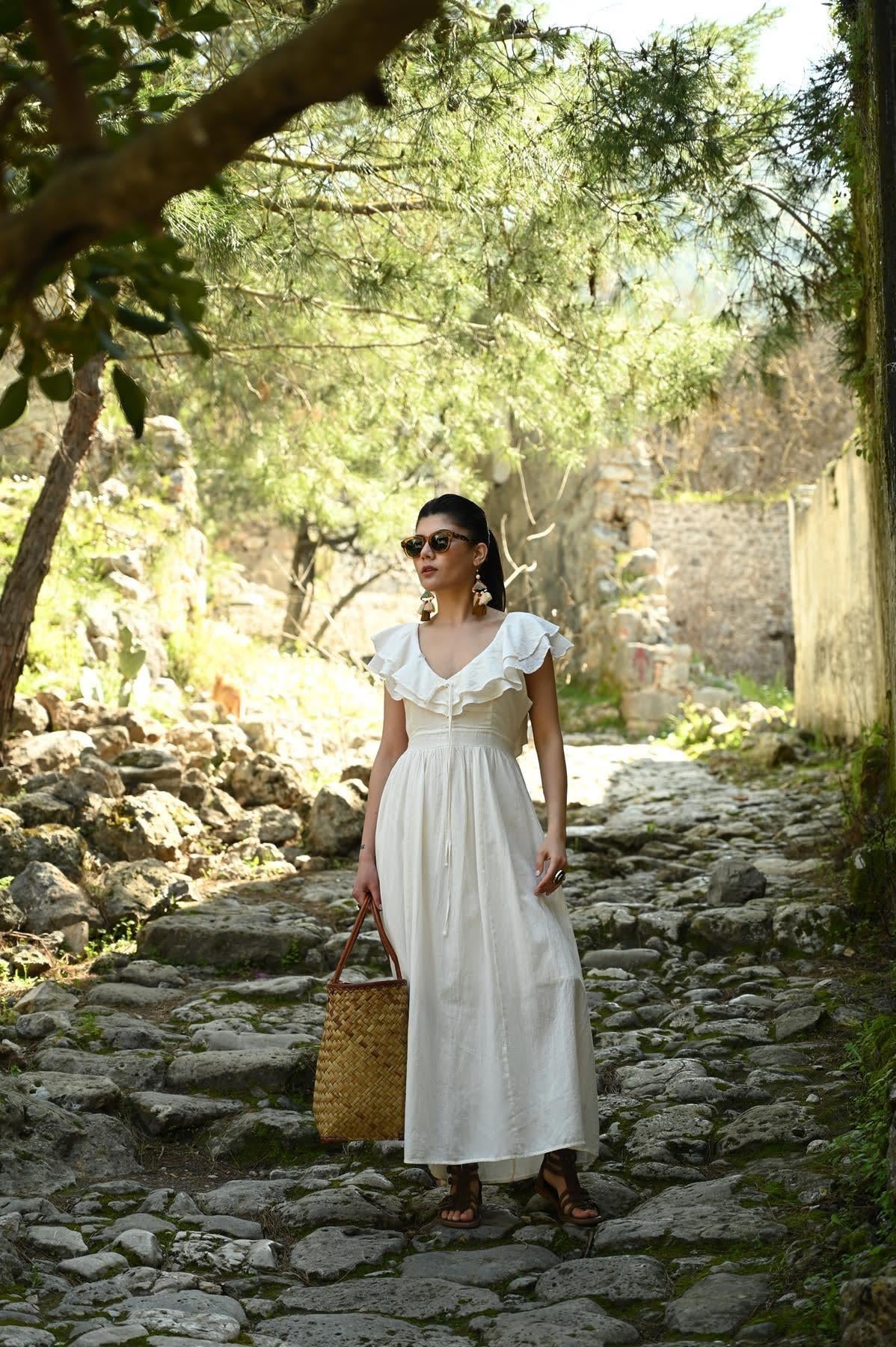 Ekru Yakası Volanlı Sırt Dekolteli Elbise