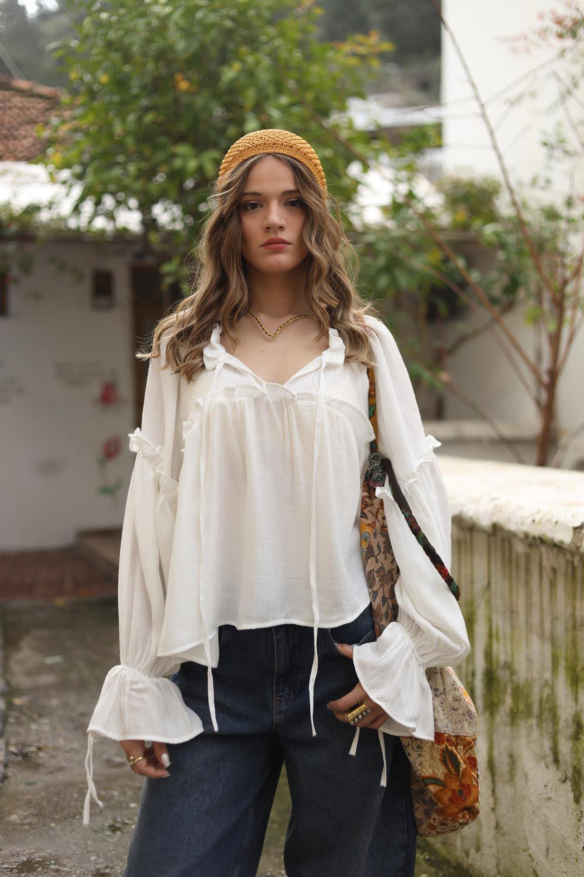 Beyaz Fırfırlı Kolları Lastikli Bluz