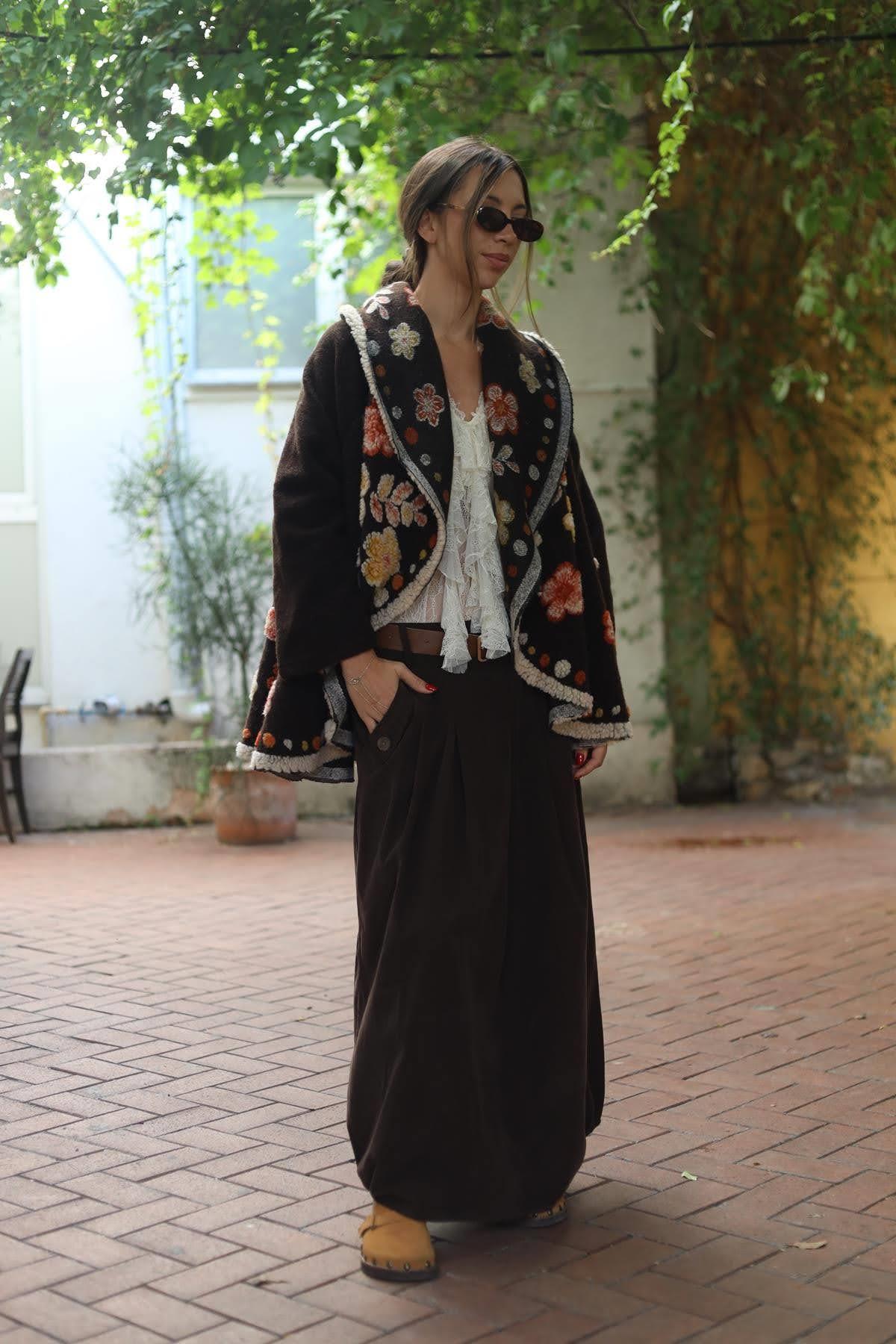 Koyu Kahverengi Şal Yaka Çiçek Desenli Keçe Ceket