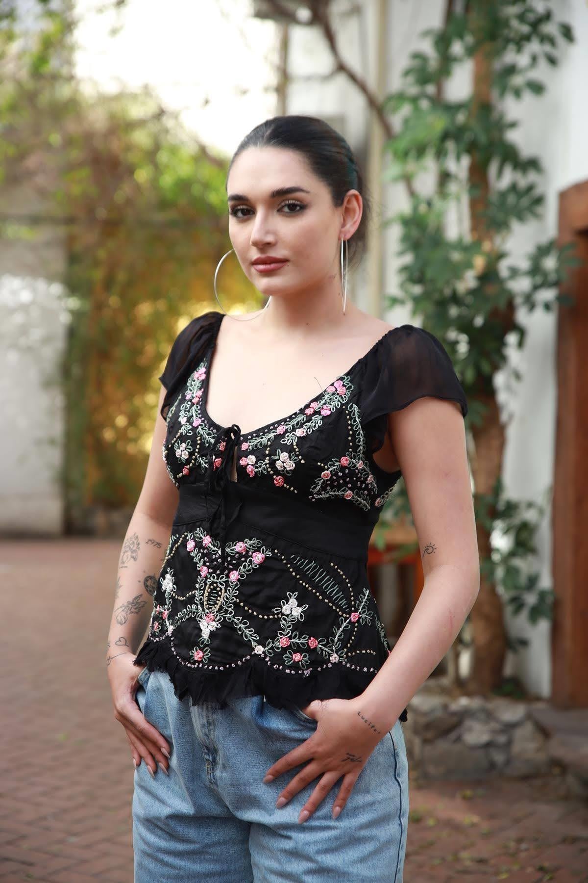 Siyah Sırtı Gipeli Derin V Yaka İşlemeli Bluz