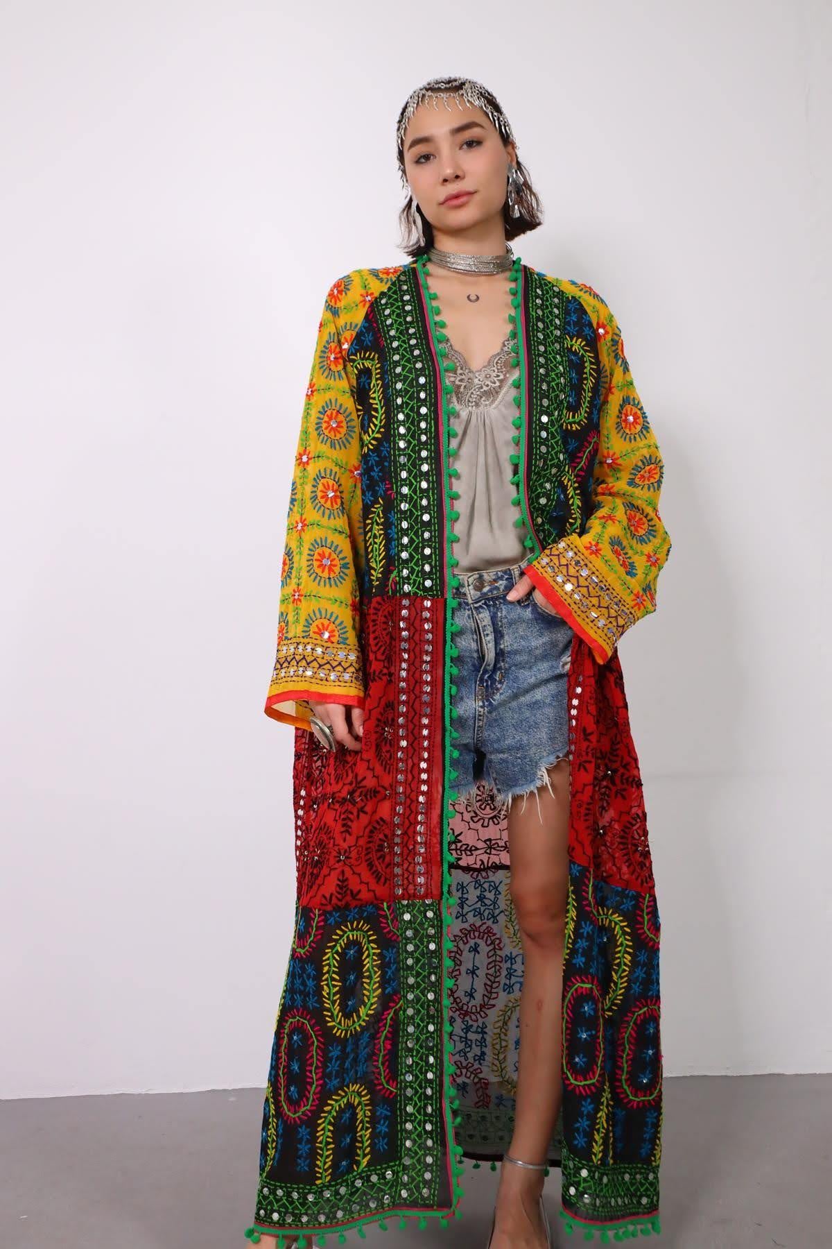 Renkli Pul İşlemeli Kenarları Ponponlu Bohem Kaftan - Şaman Butik Renkli Pul İşlemeli Kenarları Ponponlu Bohem Kaftan