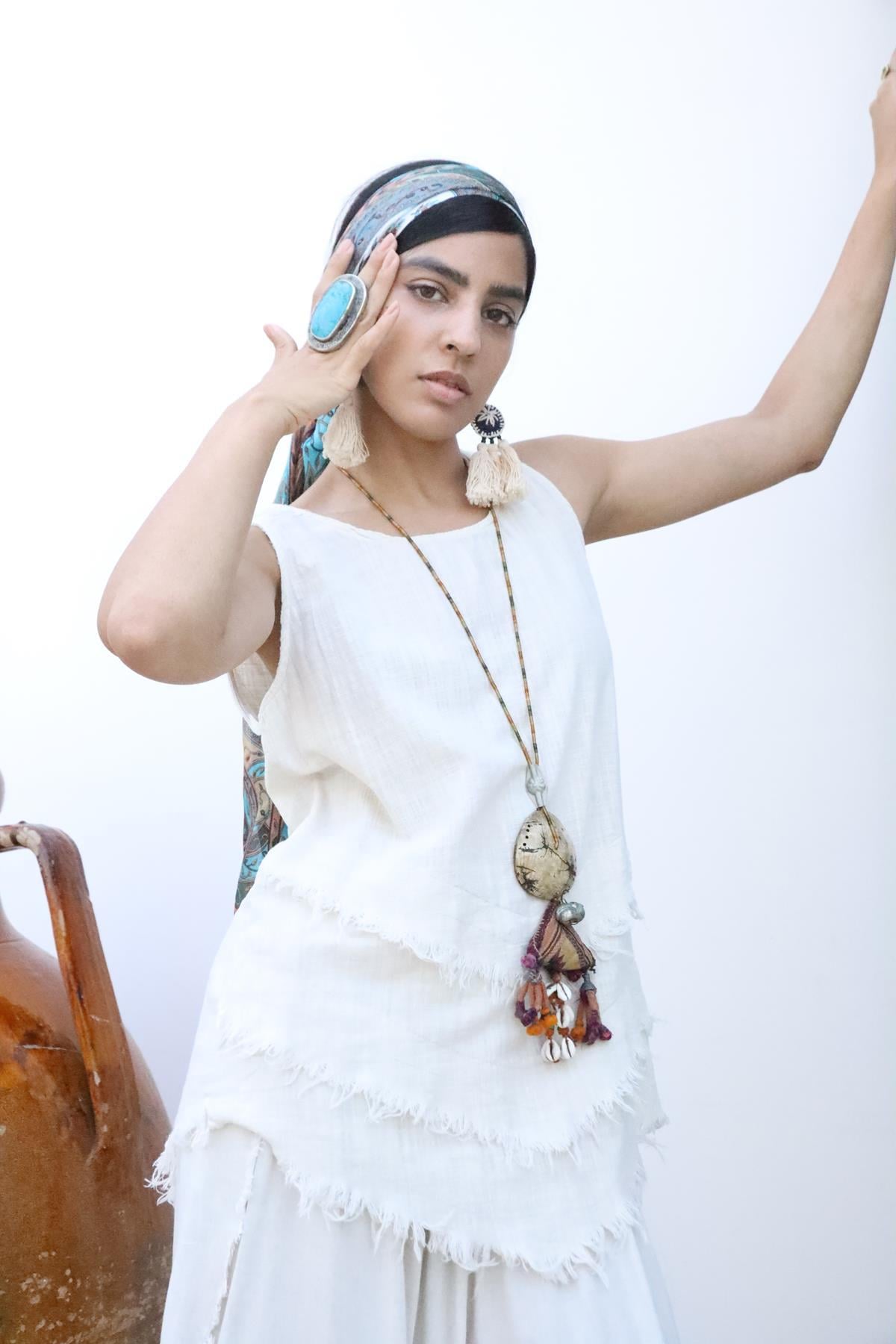 Ekru Bisiklet Yaka Kat Kat Püsküllü Kolsuz Bluz - Şaman Butik Ekru Bisiklet Yaka Kat Kat Püsküllü Kolsuz Bluz