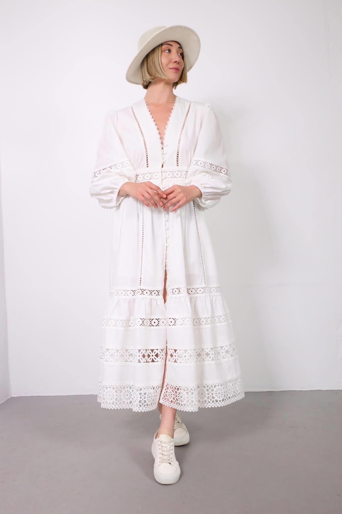 Beyaz Önü Düğmeli Güpürlü Uzun Şık Elbise - Şaman Butik Beyaz Önü Düğmeli Güpürlü Uzun Şık Elbise